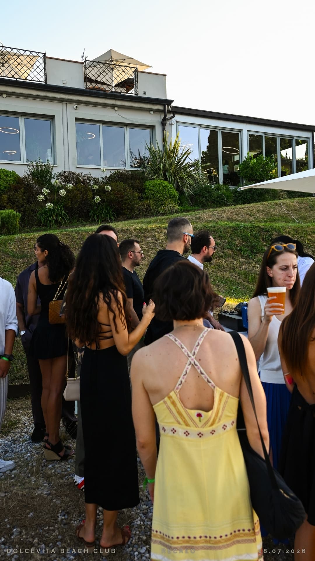 Ospiti in giardino durante l'aperitivo