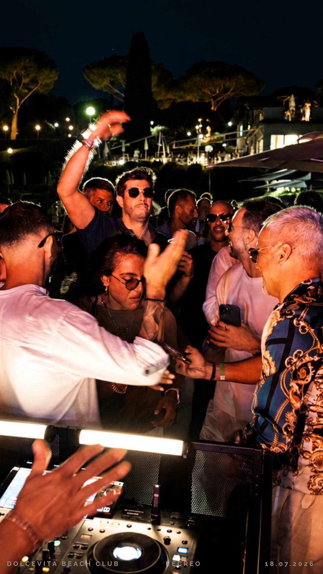 Folla in festa attorno alla consolle
