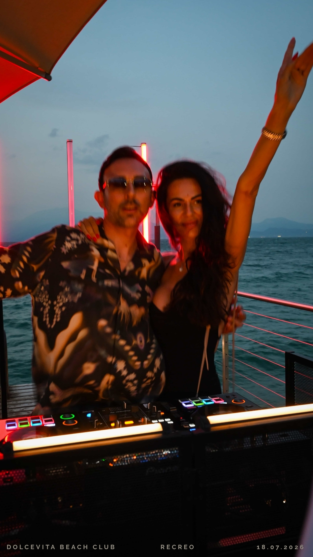 Dj e ospite posano insieme davanti alla consolle