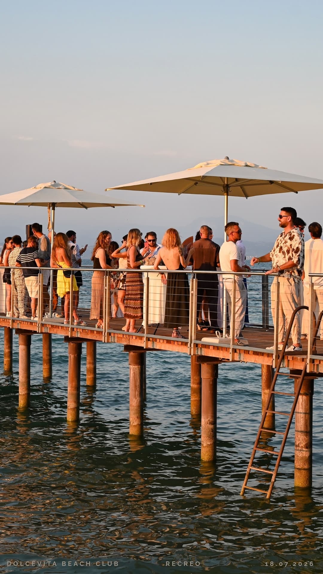 Il pontile affollato di ospiti al tramonto