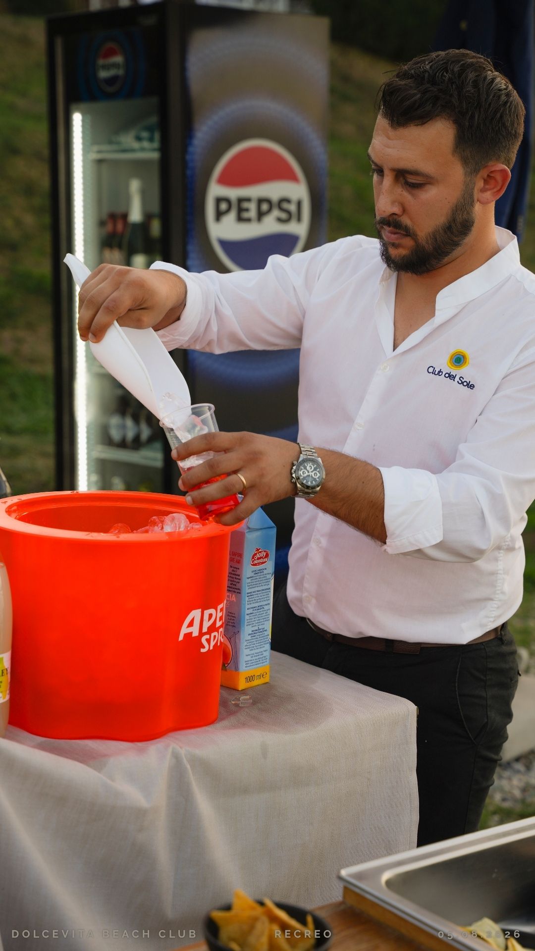 Barman versa una bevanda fresca al bancone
