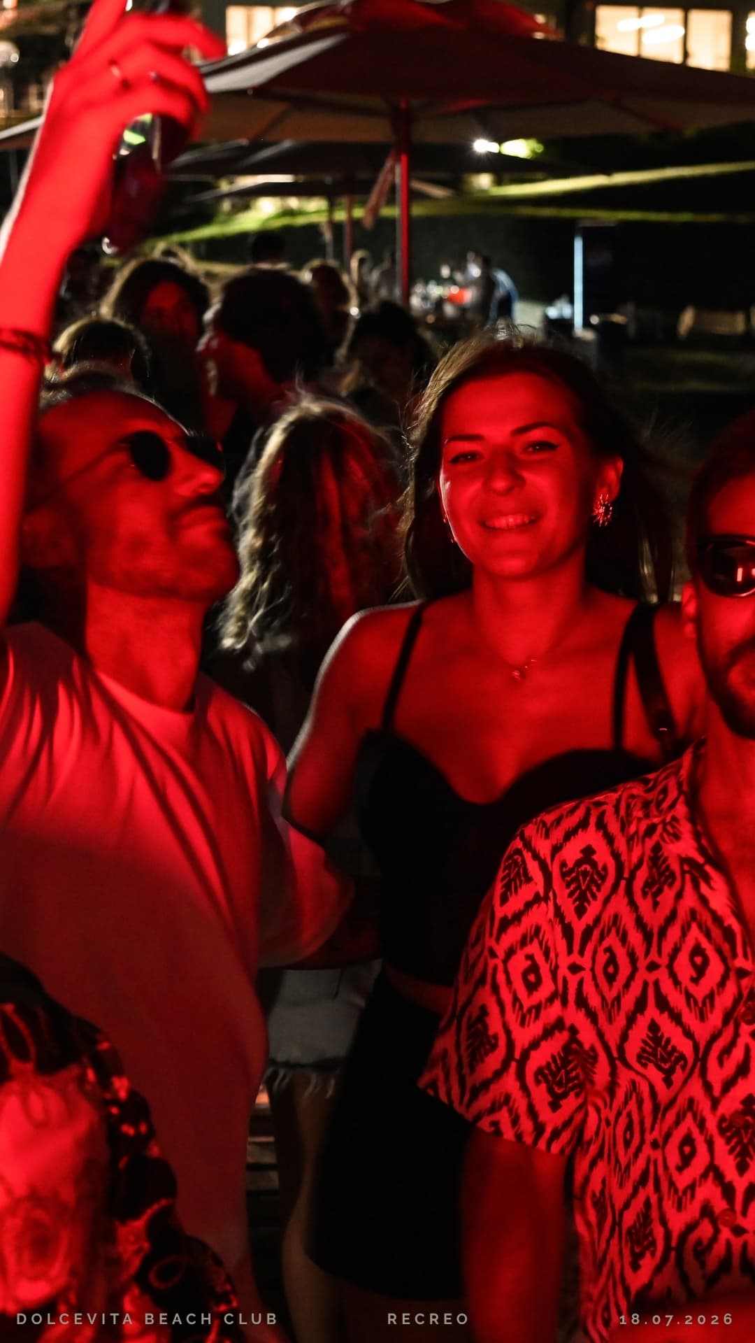 Amici si divertono tra le luci rosse
