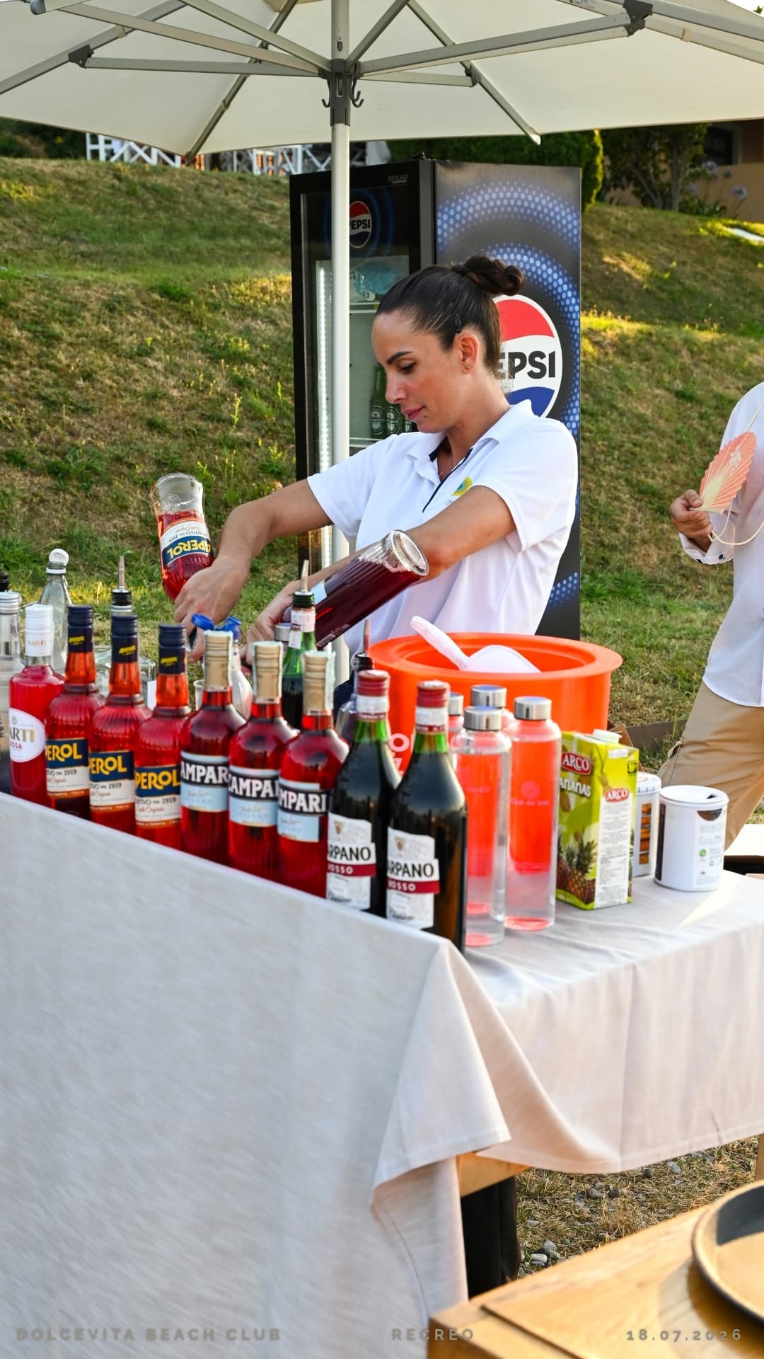Barlady prepara i cocktail al banco bar