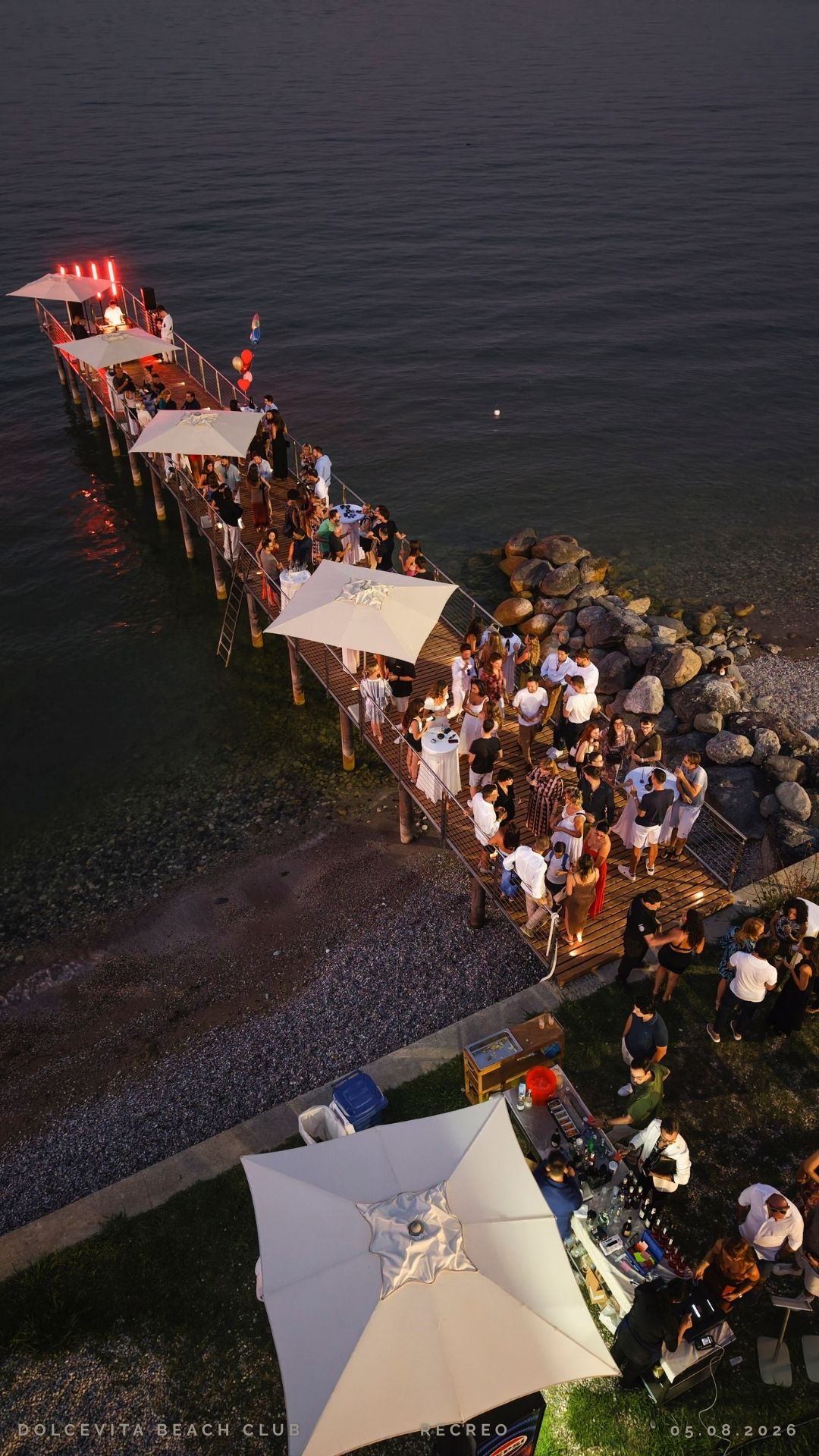 Vista dall'alto della festa sul pontile e del bar