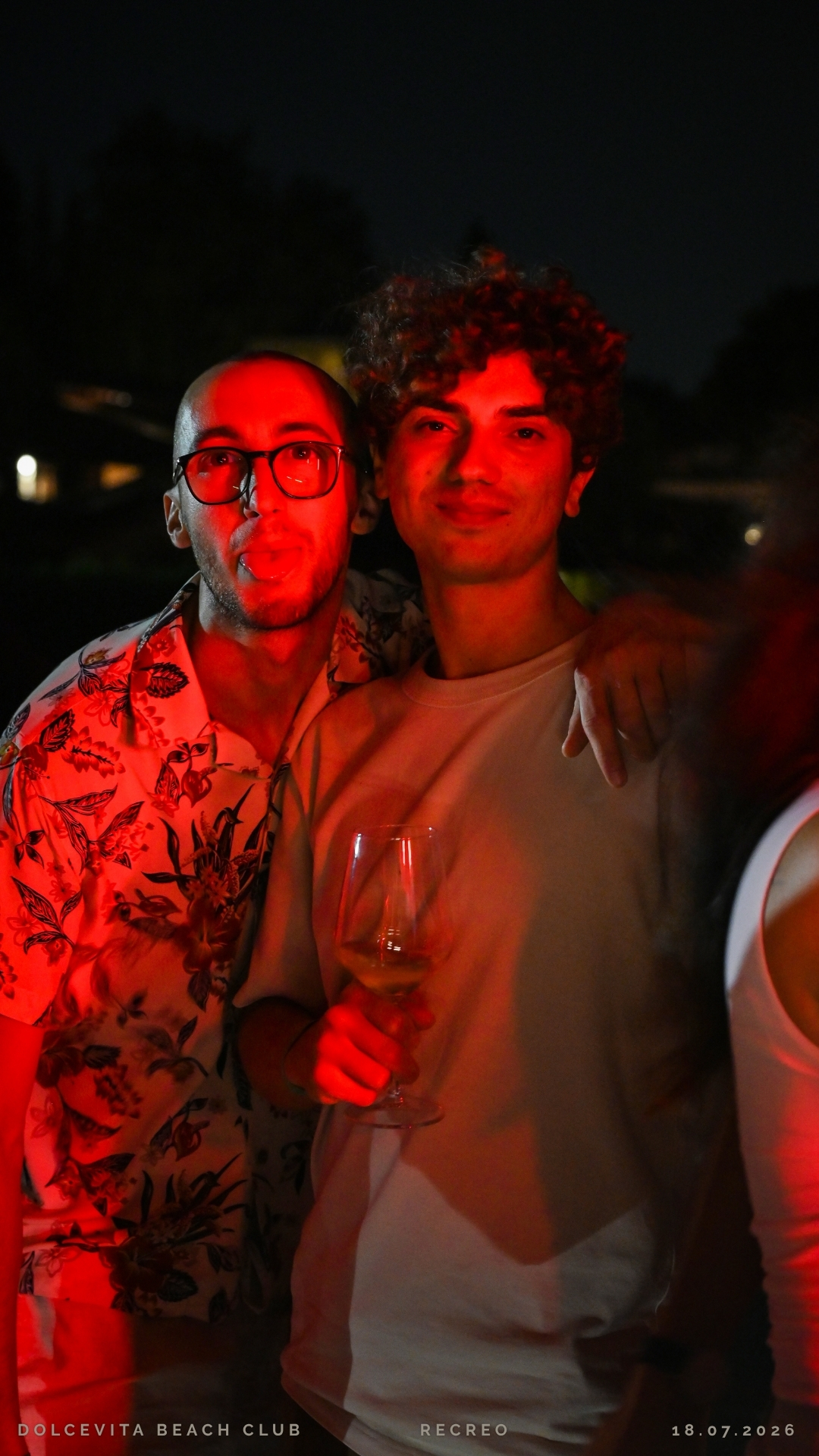 Due amici in posa con luci rosse