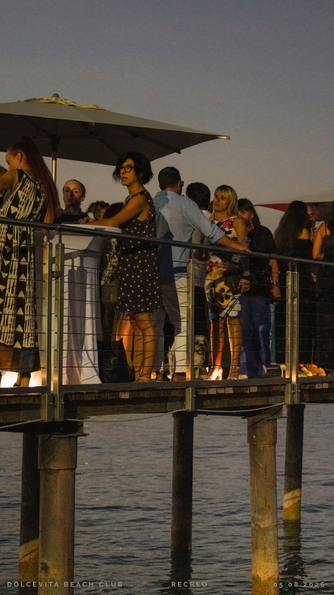 Ospiti affacciati alla ringhiera del pontile