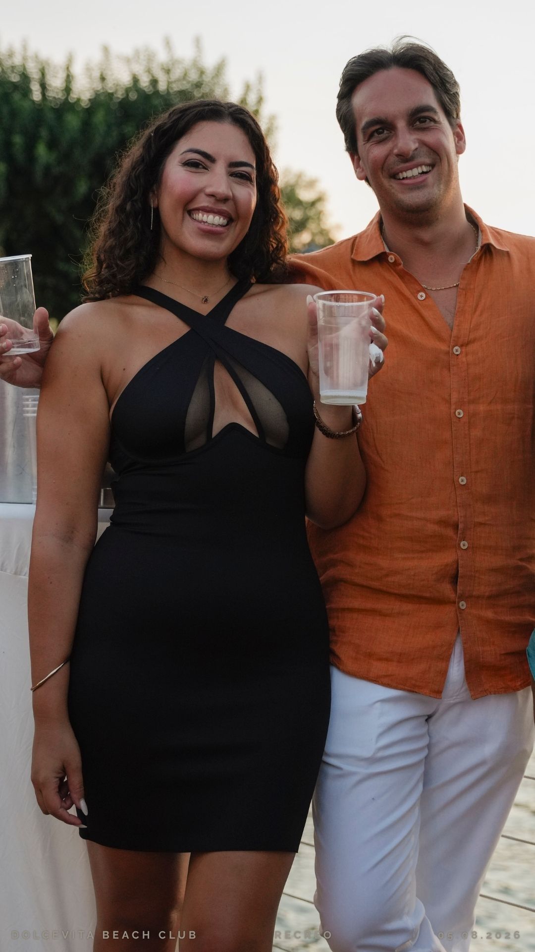 Coppia sorridente brinda con drink