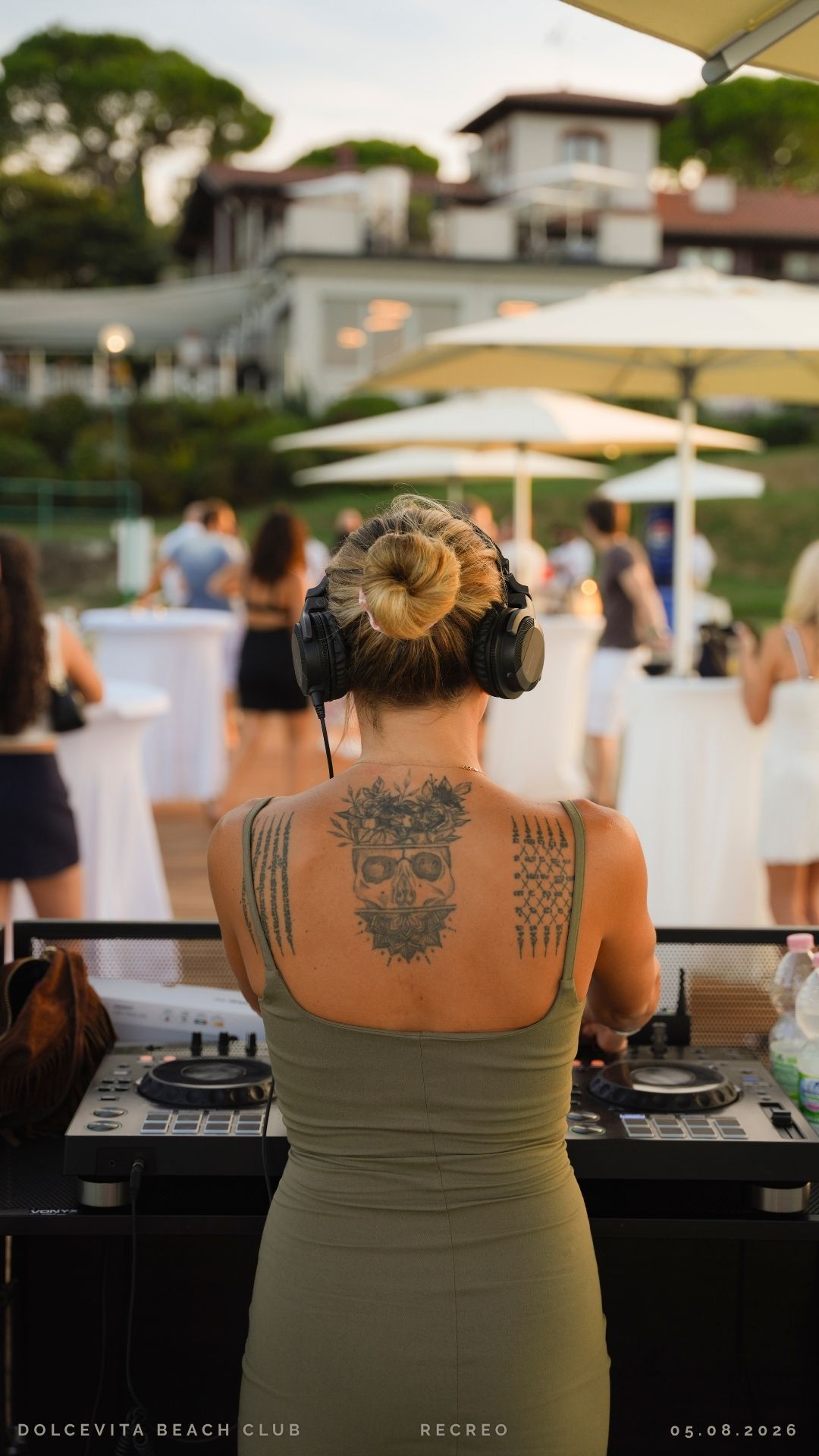 DJ femminile alla consolle vista lago