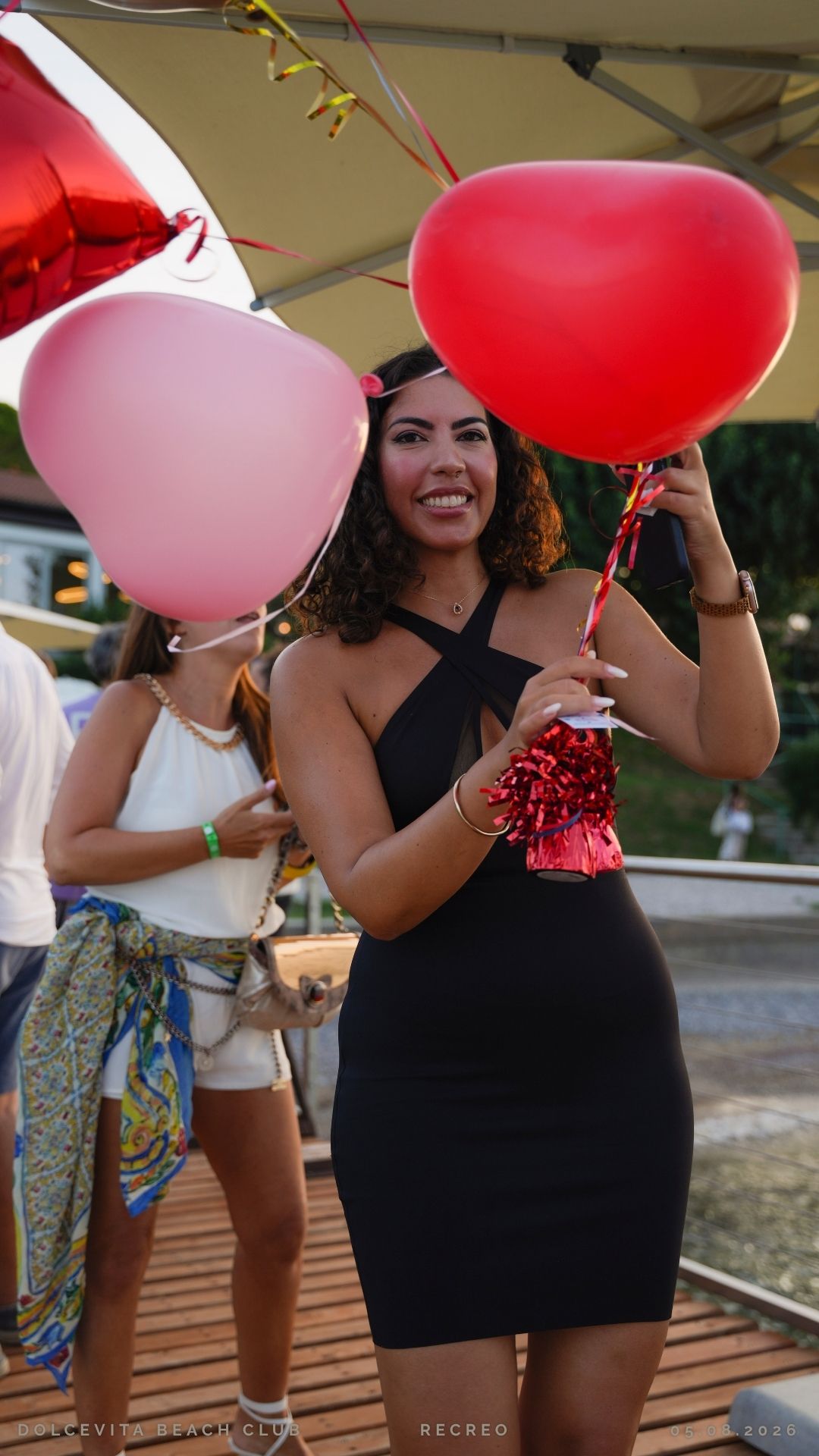 Ospite con palloncini festeggia al tramonto