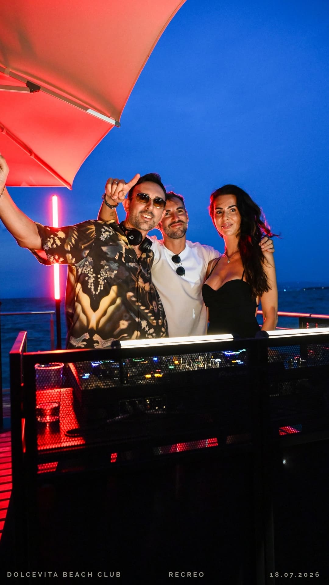 Dj e ospiti in posa in consolle al blu della sera
