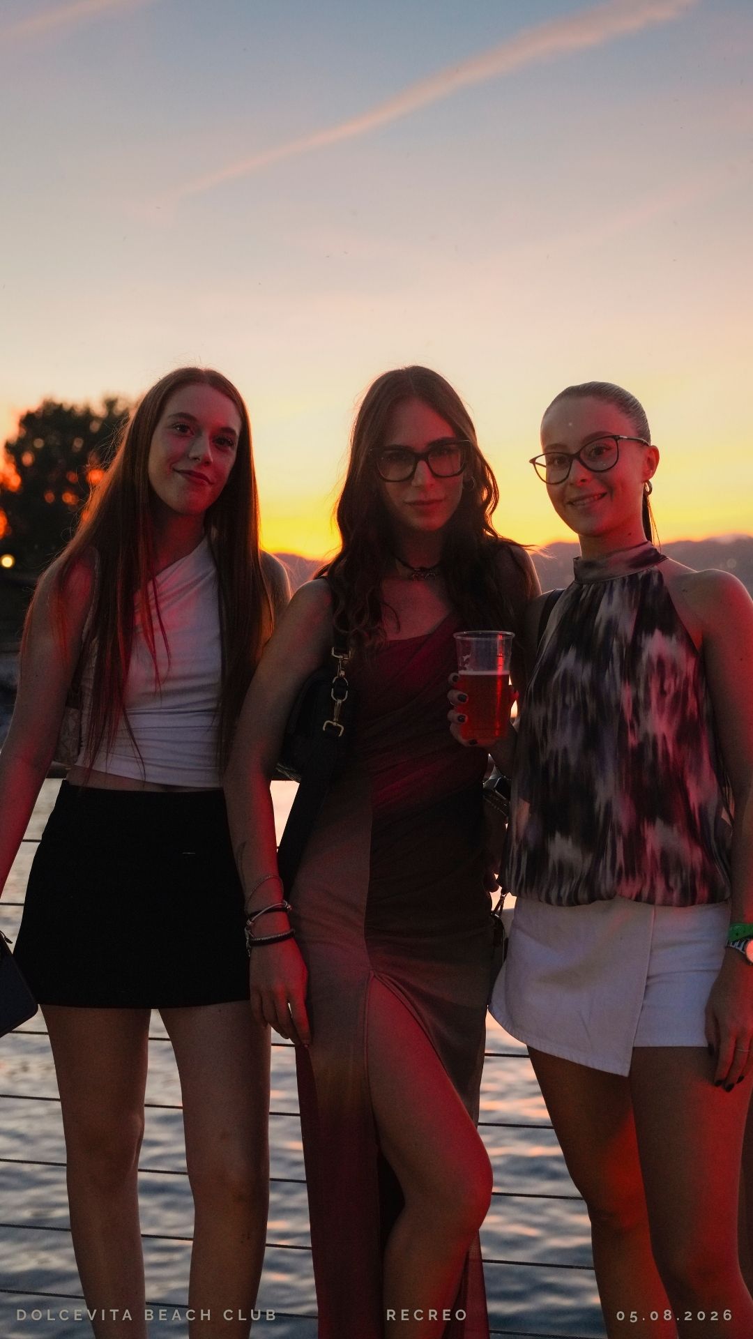 Tre amiche posano al tramonto
