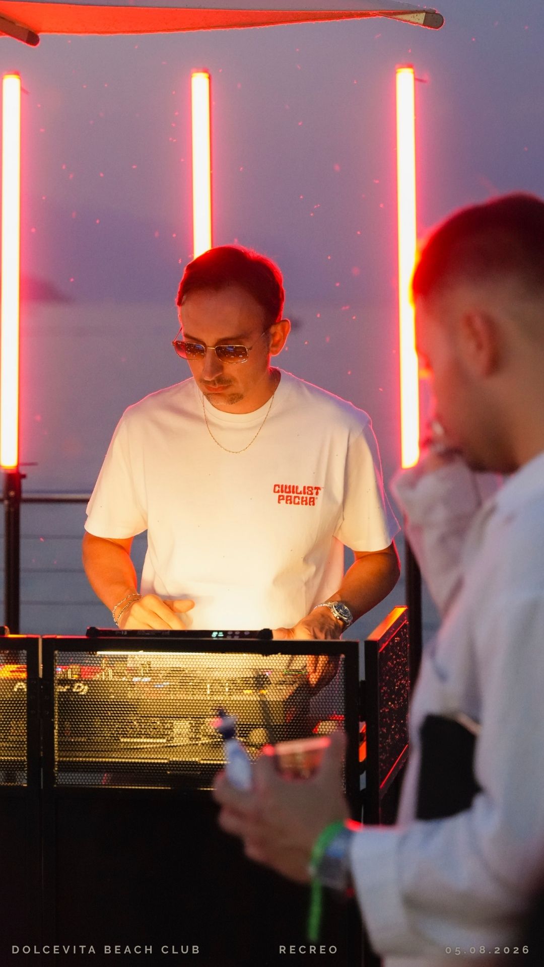 DJ alla consolle con luci al neon rosse