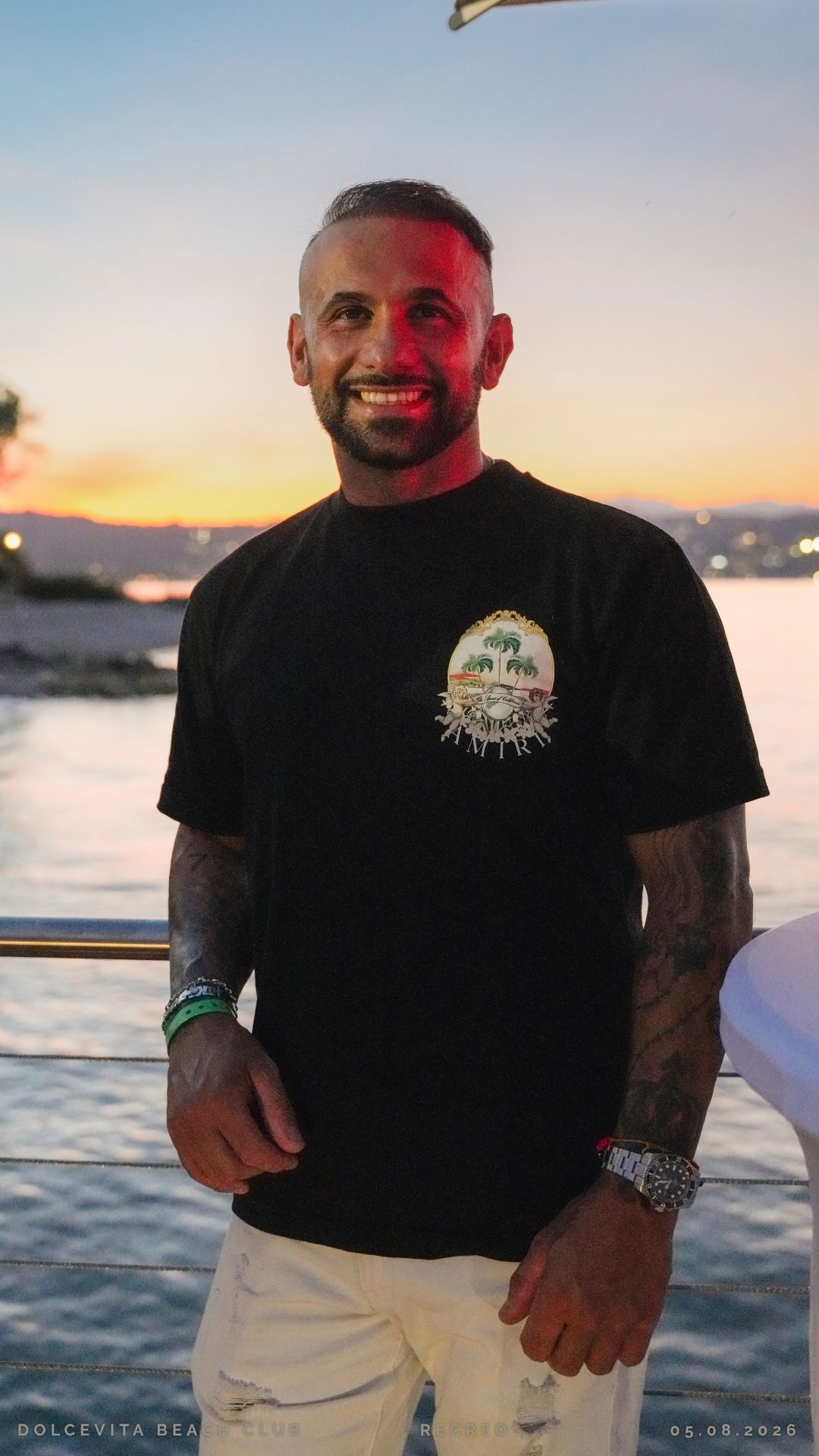 Ospite sorridente sul pontile al tramonto