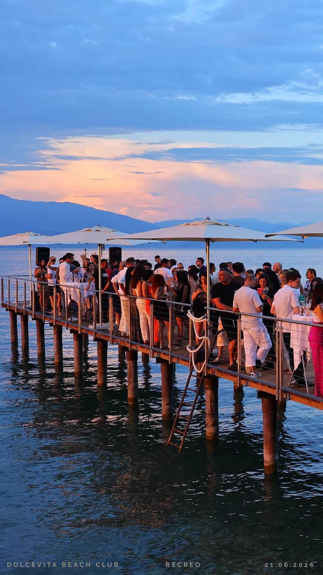 Ospiti sulla passerella al tramonto sul Lago di Garda