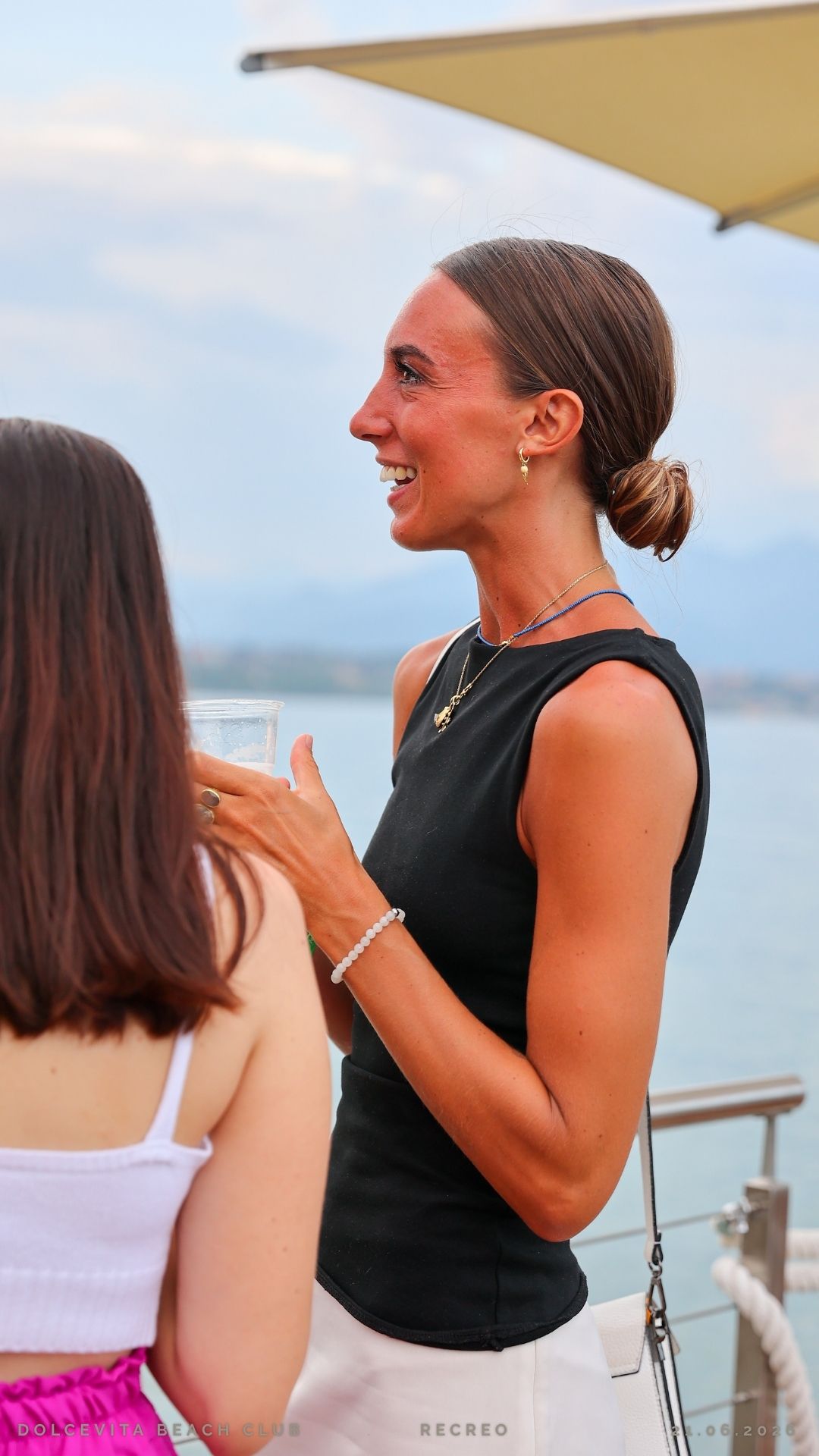 Due amiche ballano sul pontile al tramonto