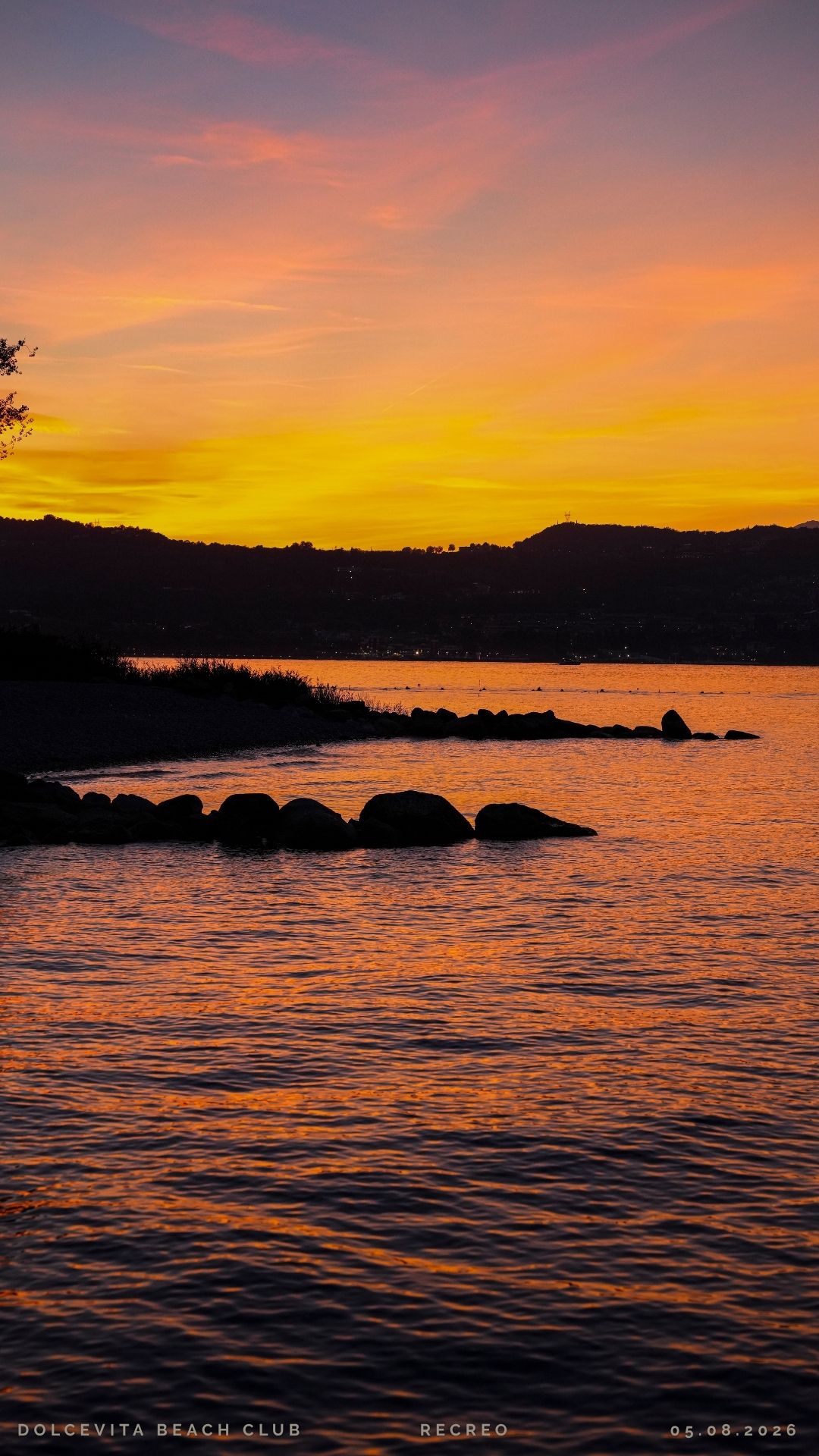 Tramonto infuocato sul lago