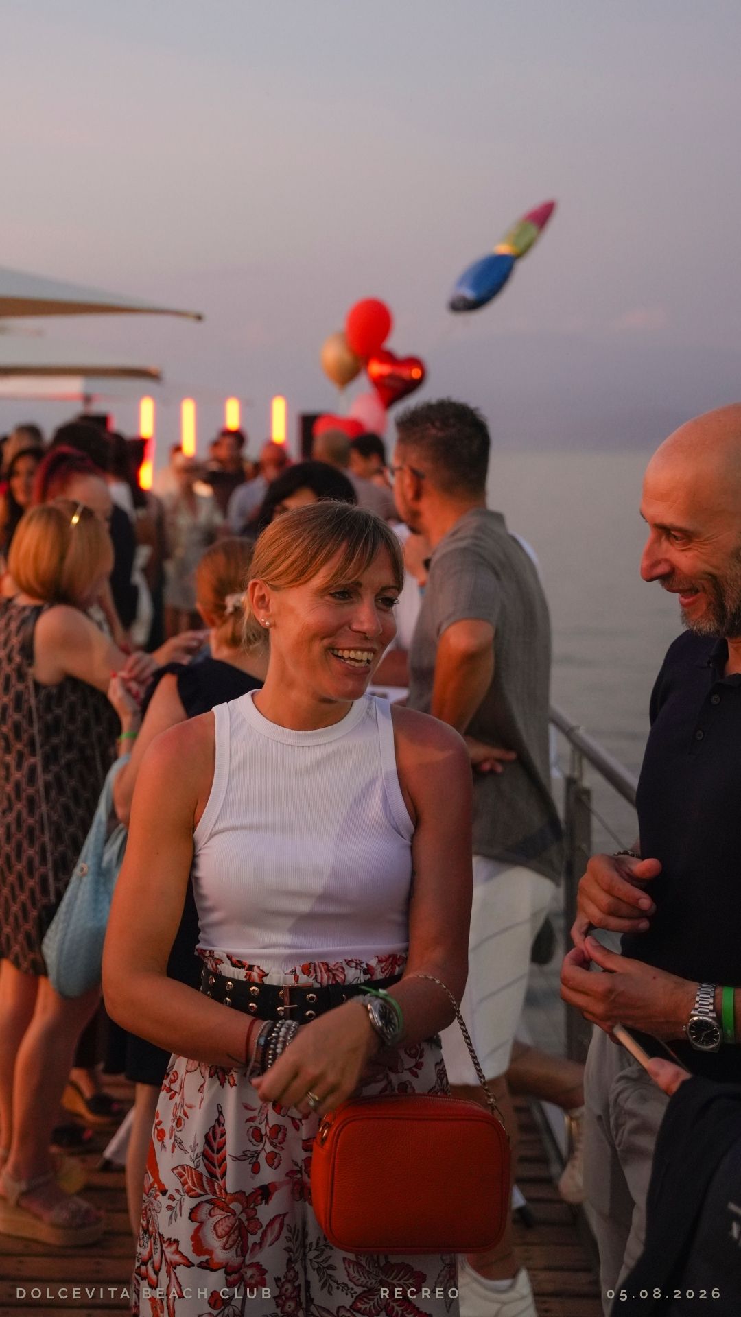 Ospite sorridente tra la folla sul pontile