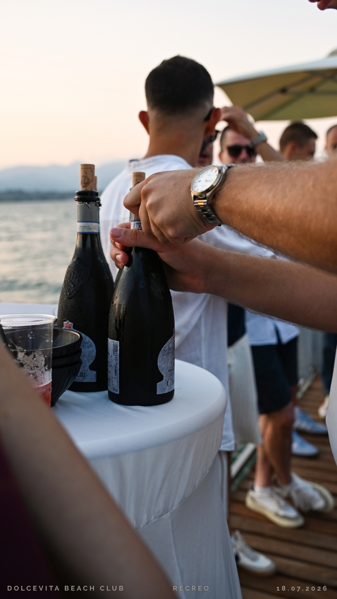 Bottiglie di vino sul tavolo durante l'aperitivo
