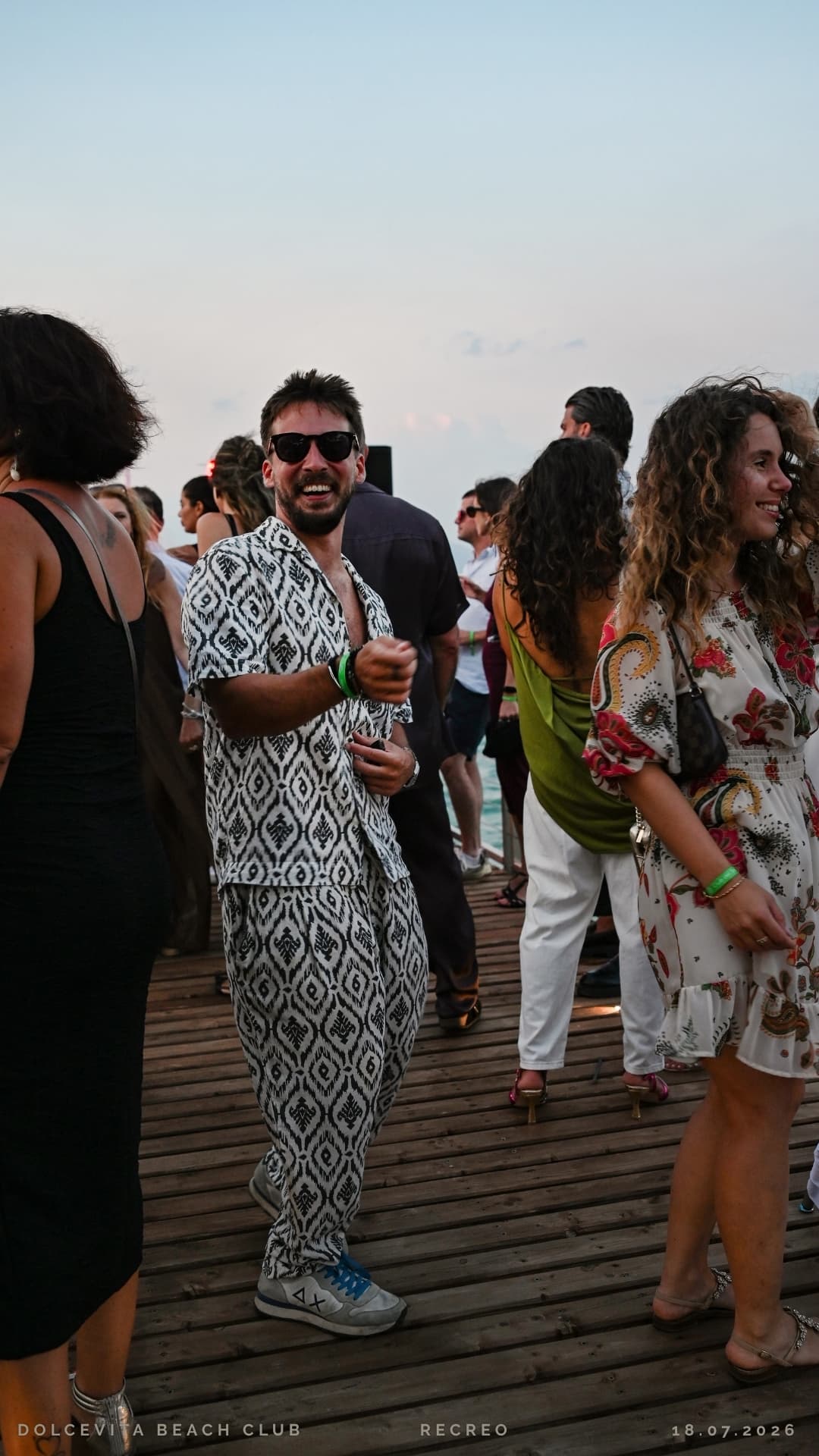 Ospite in completo fantasia balla sul pontile
