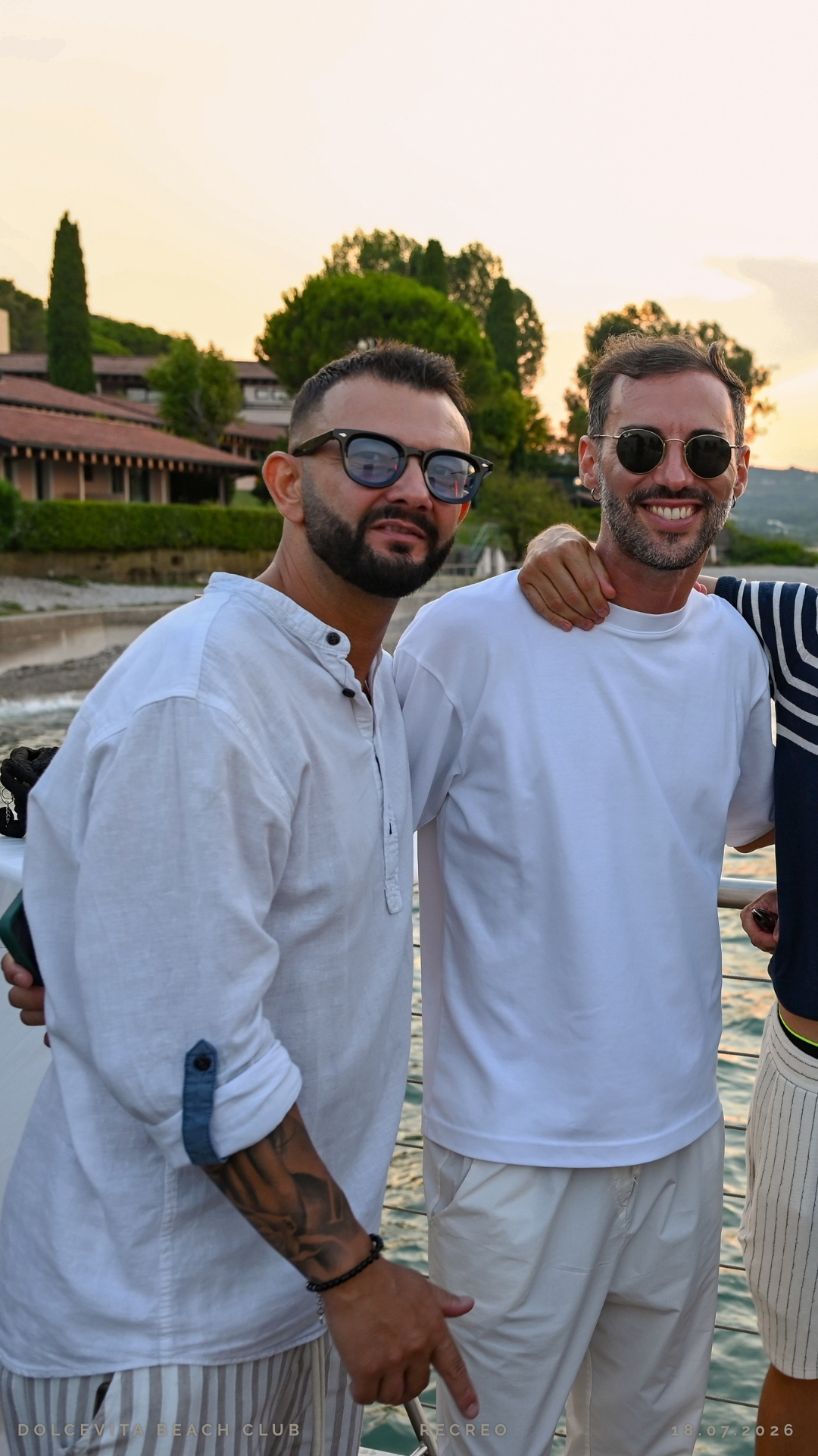 Due amici sorridenti davanti al lago