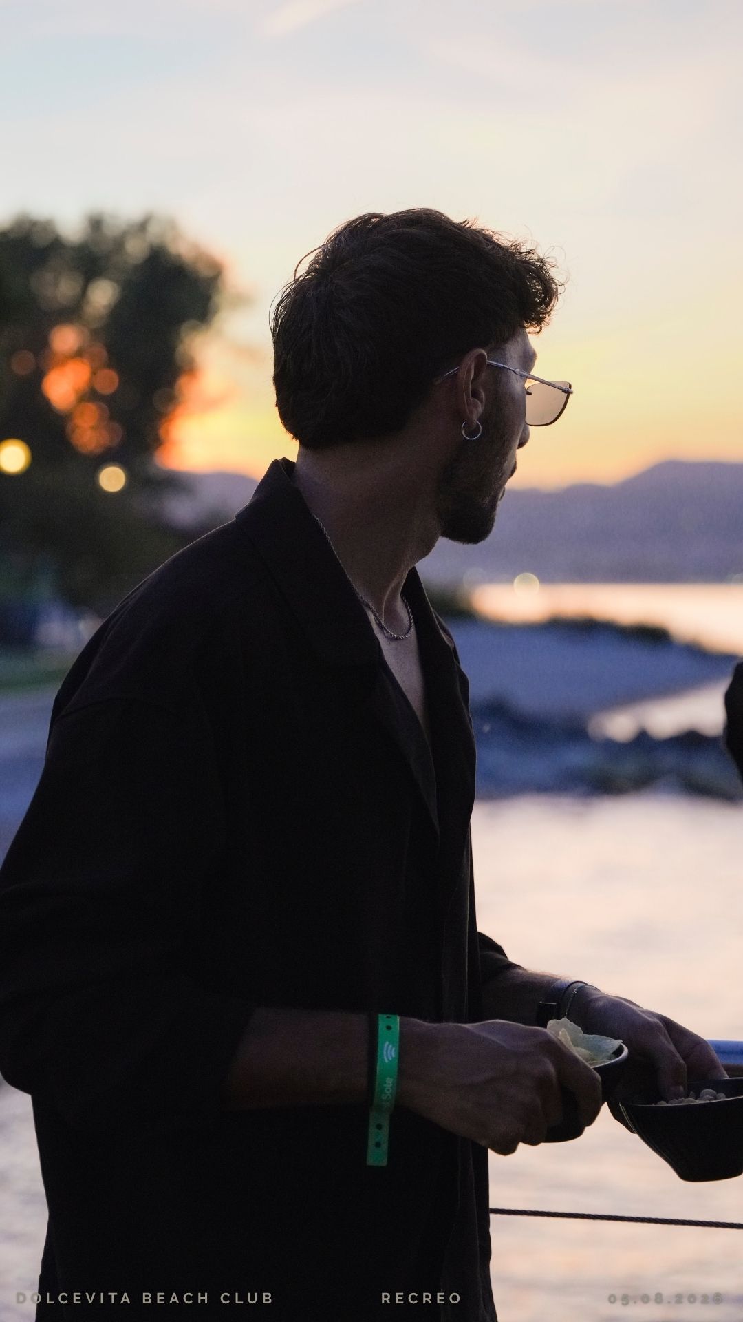 Ospite di profilo al tramonto sul lago