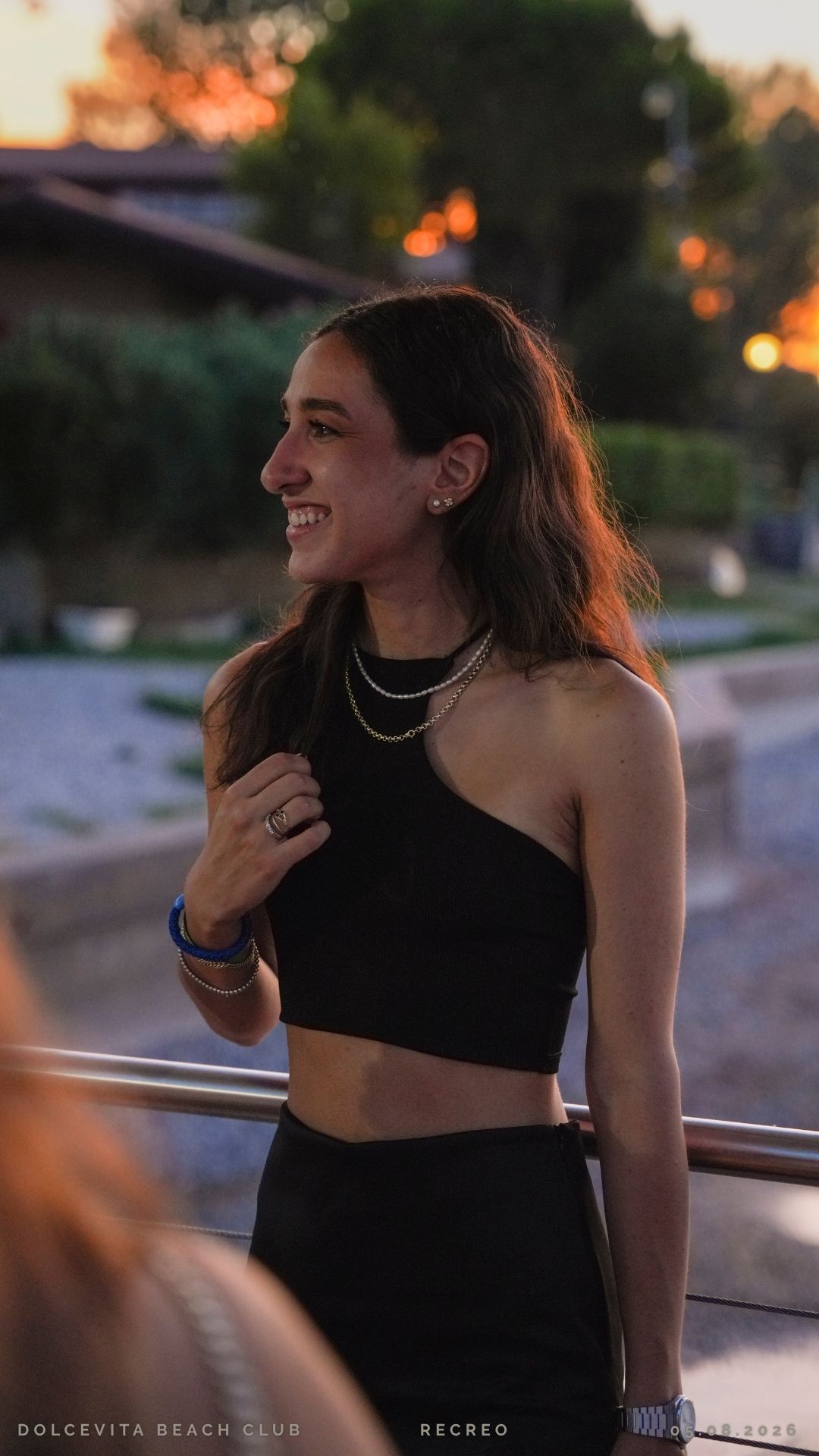 Ragazza sorridente al tramonto