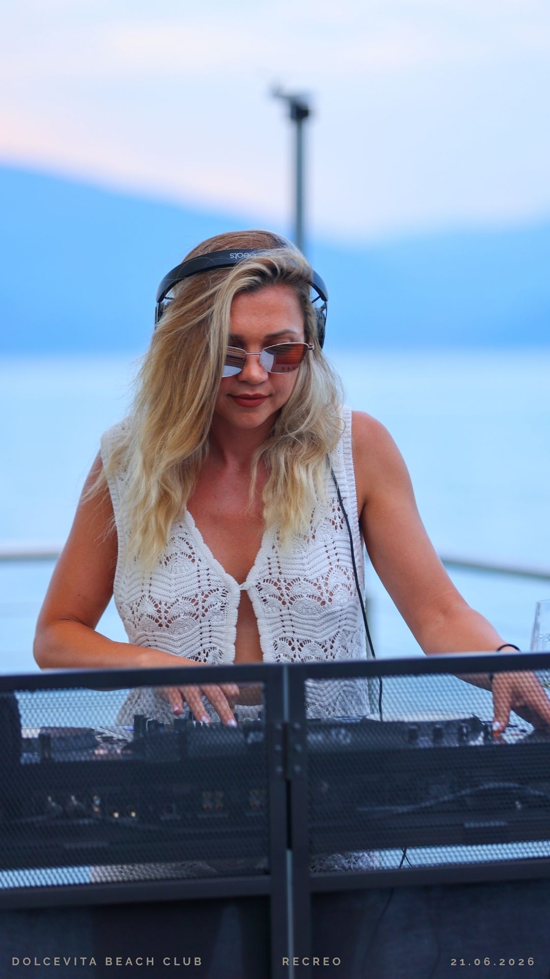 Dj in azione in uno scatto mosso