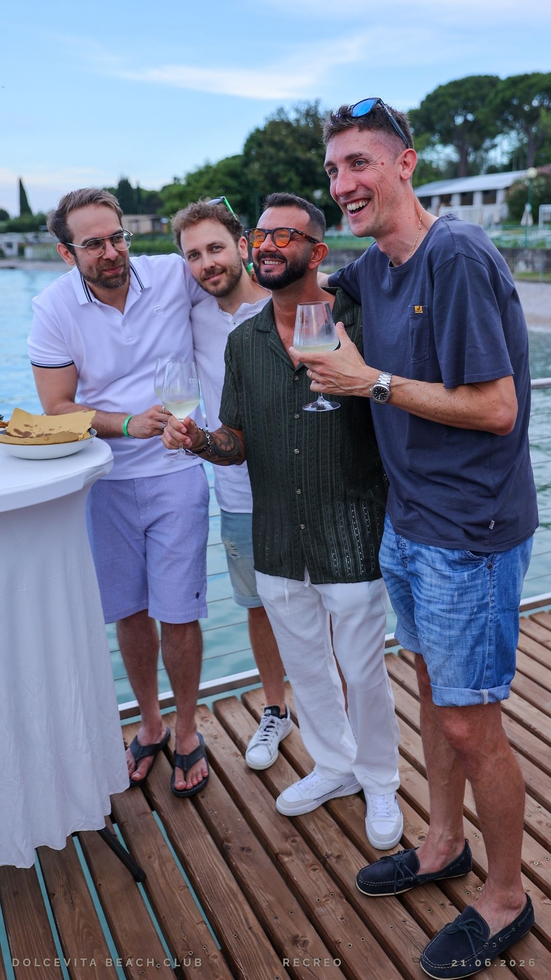 Gruppo di amici sorridenti sul pontile
