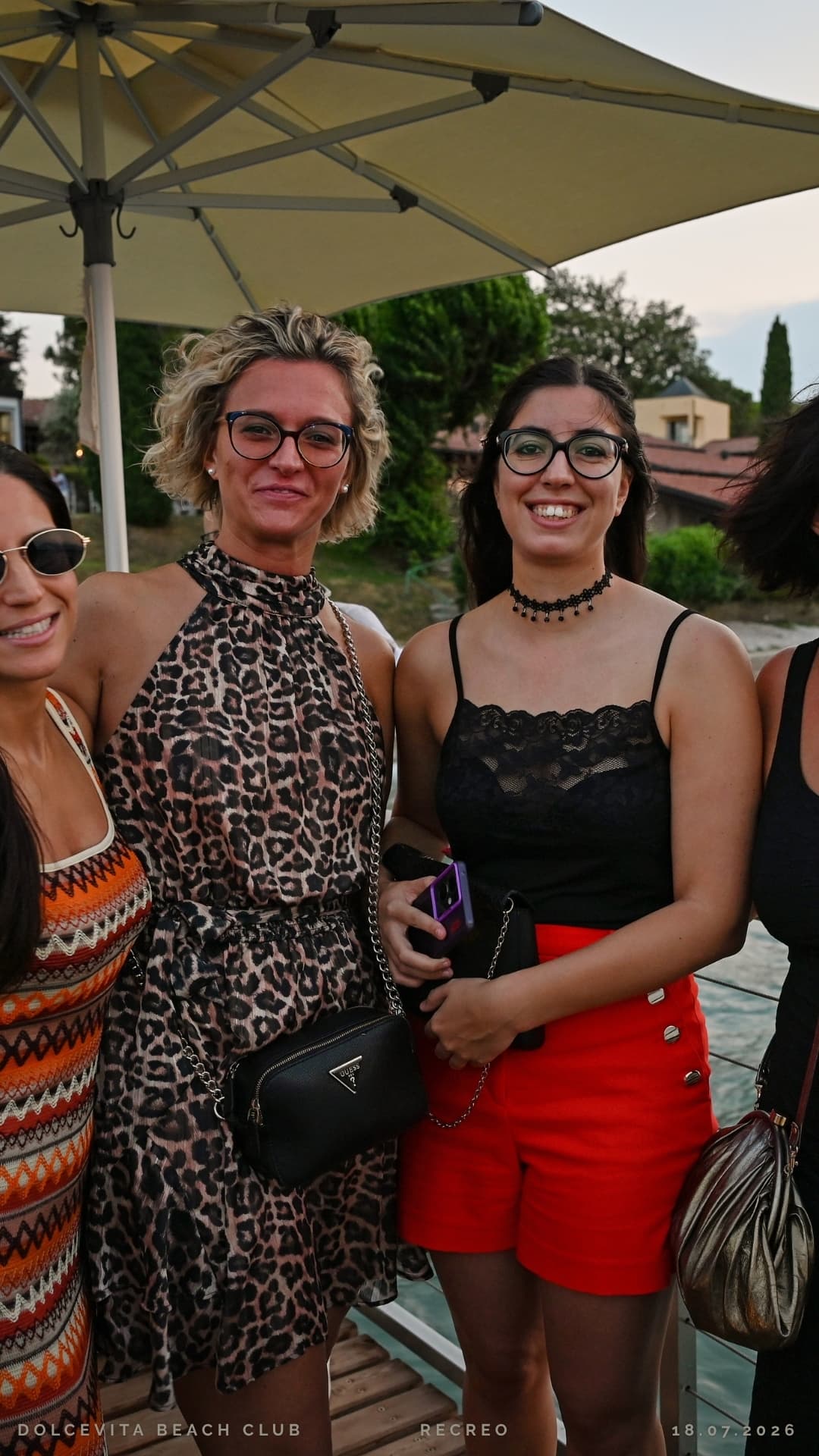 Gruppo di amiche in posa sotto l'ombrellone