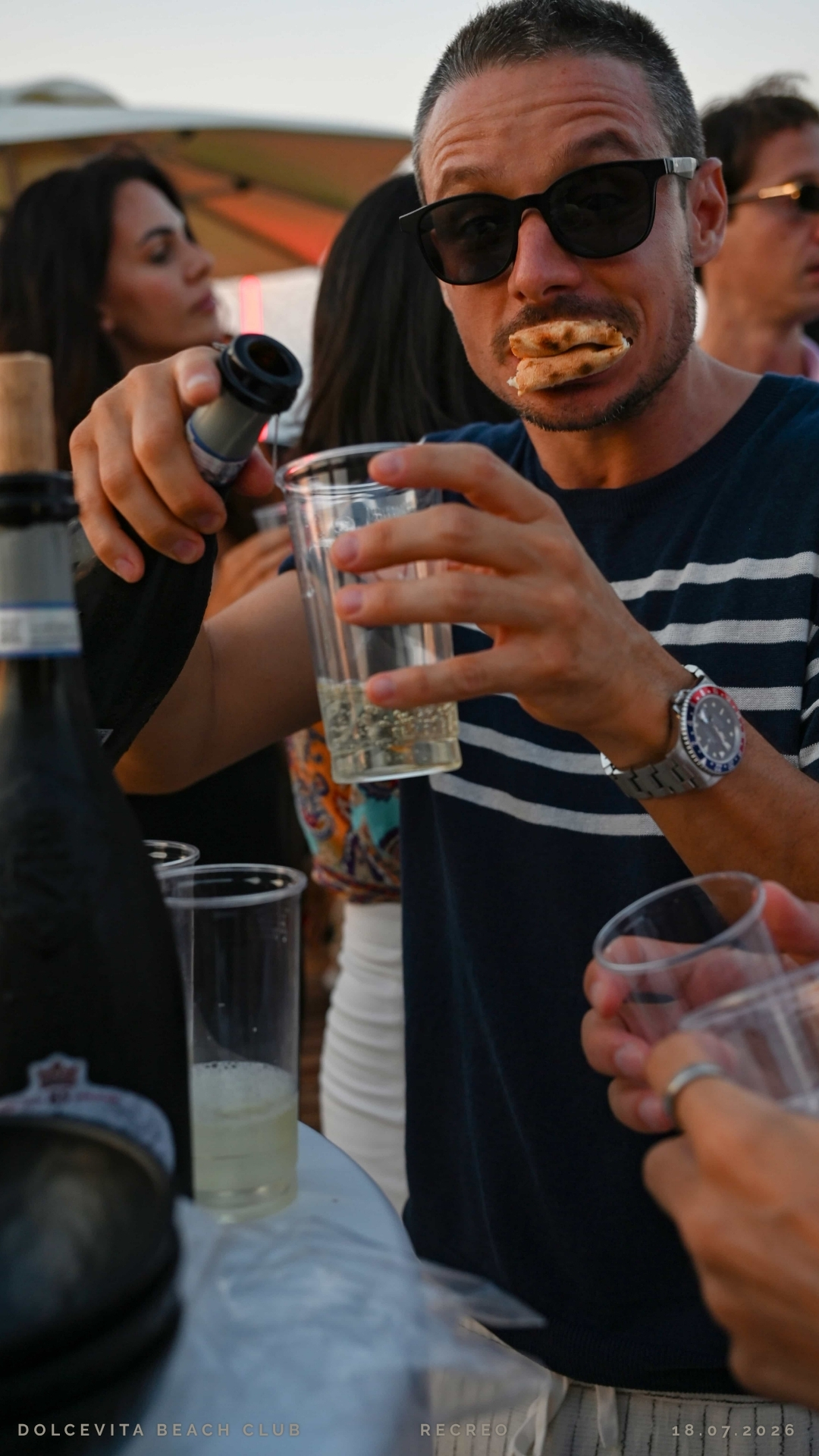 Ospite versa bollicine durante l'aperitivo