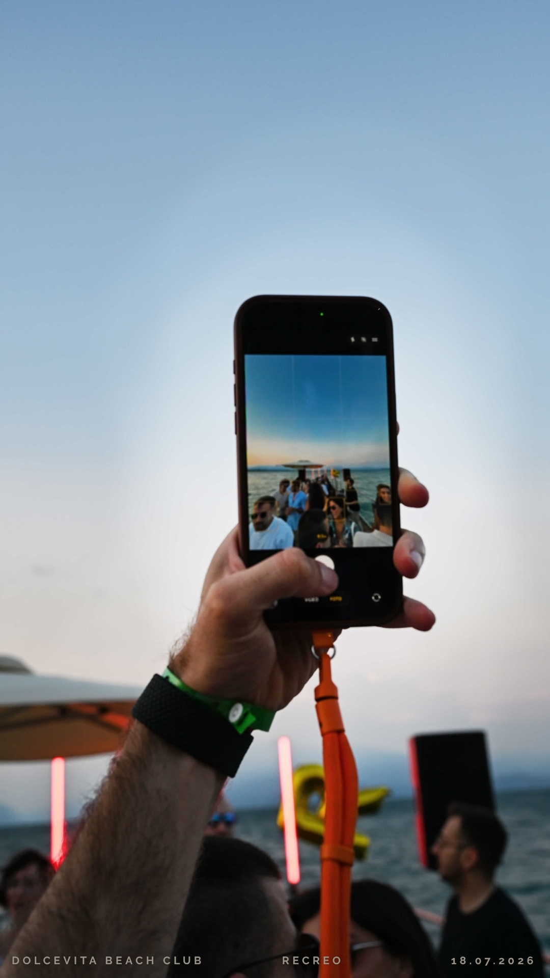 Telefono immortala la folla sul pontile al tramonto