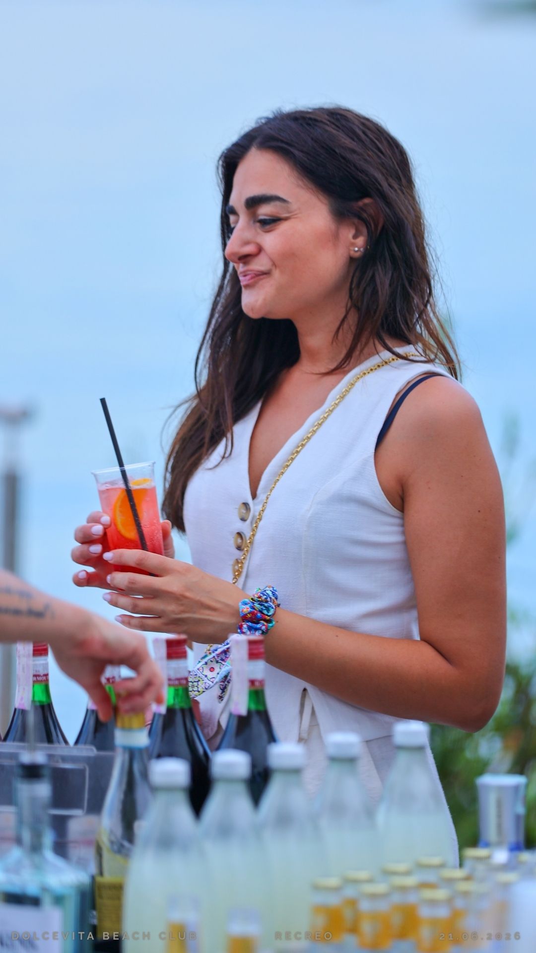 Amiche ballano con una bottiglia di vino