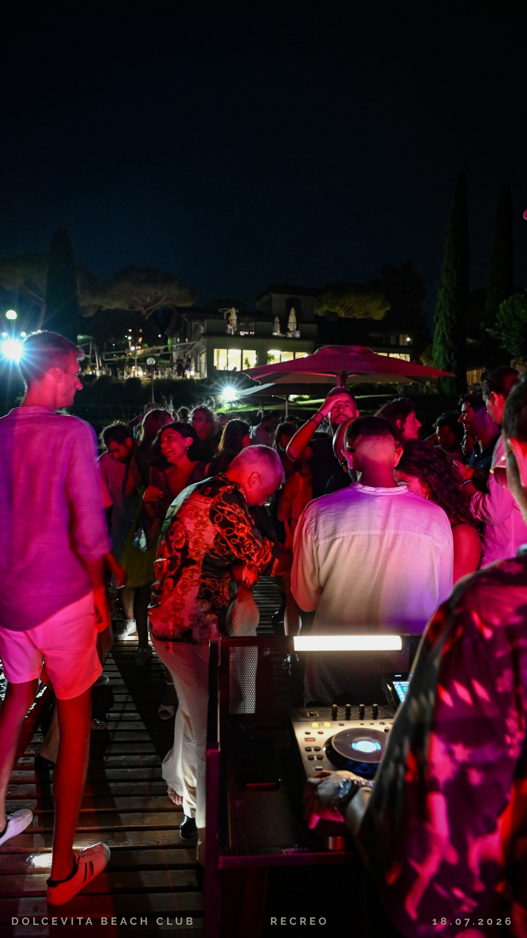 Folla che balla al DJ set notturno