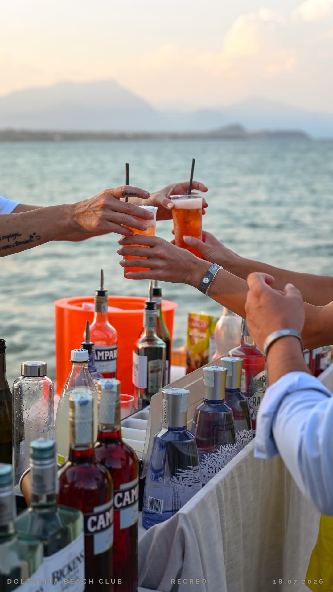Brindisi con spritz davanti al Lago di Garda