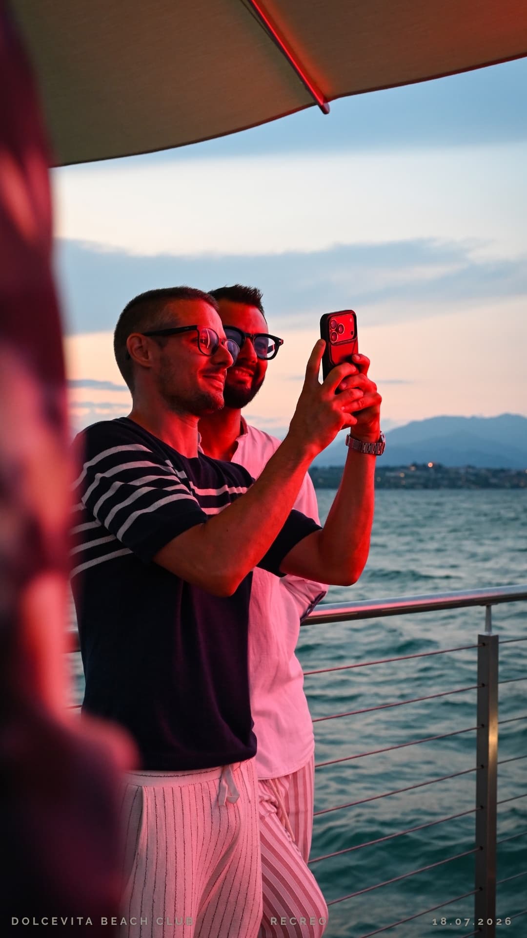 Amici scattano una foto al tramonto sul lago