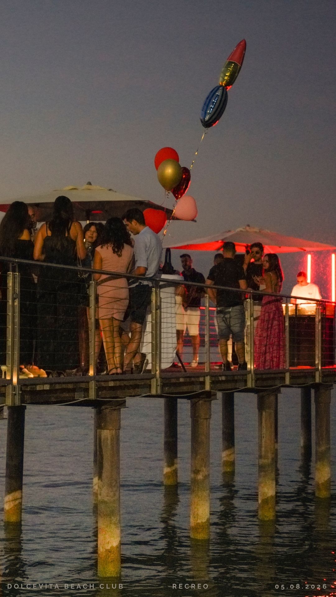 Palloncini e ospiti sul pontile in serata