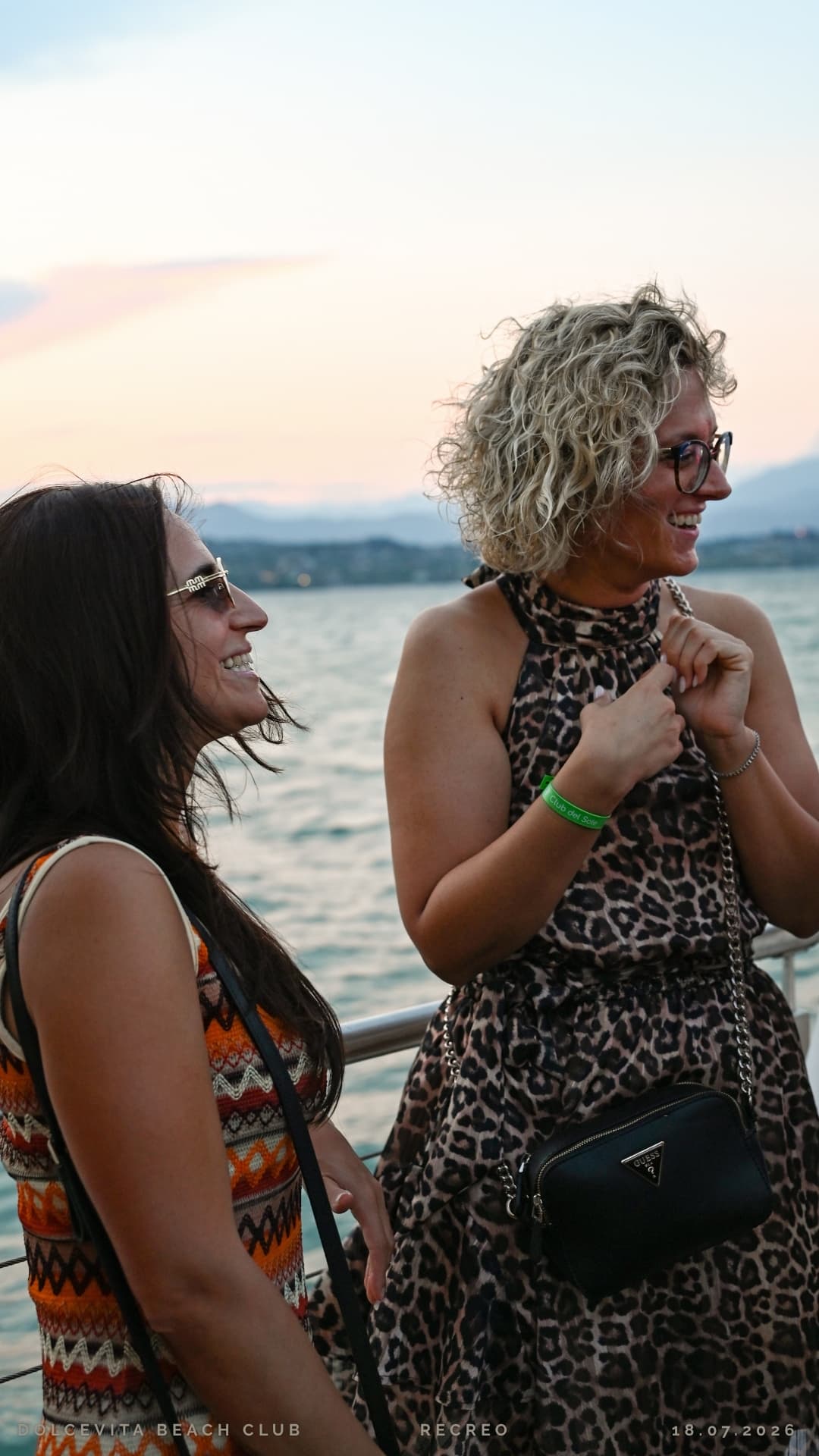 Due amiche ridono davanti al lago