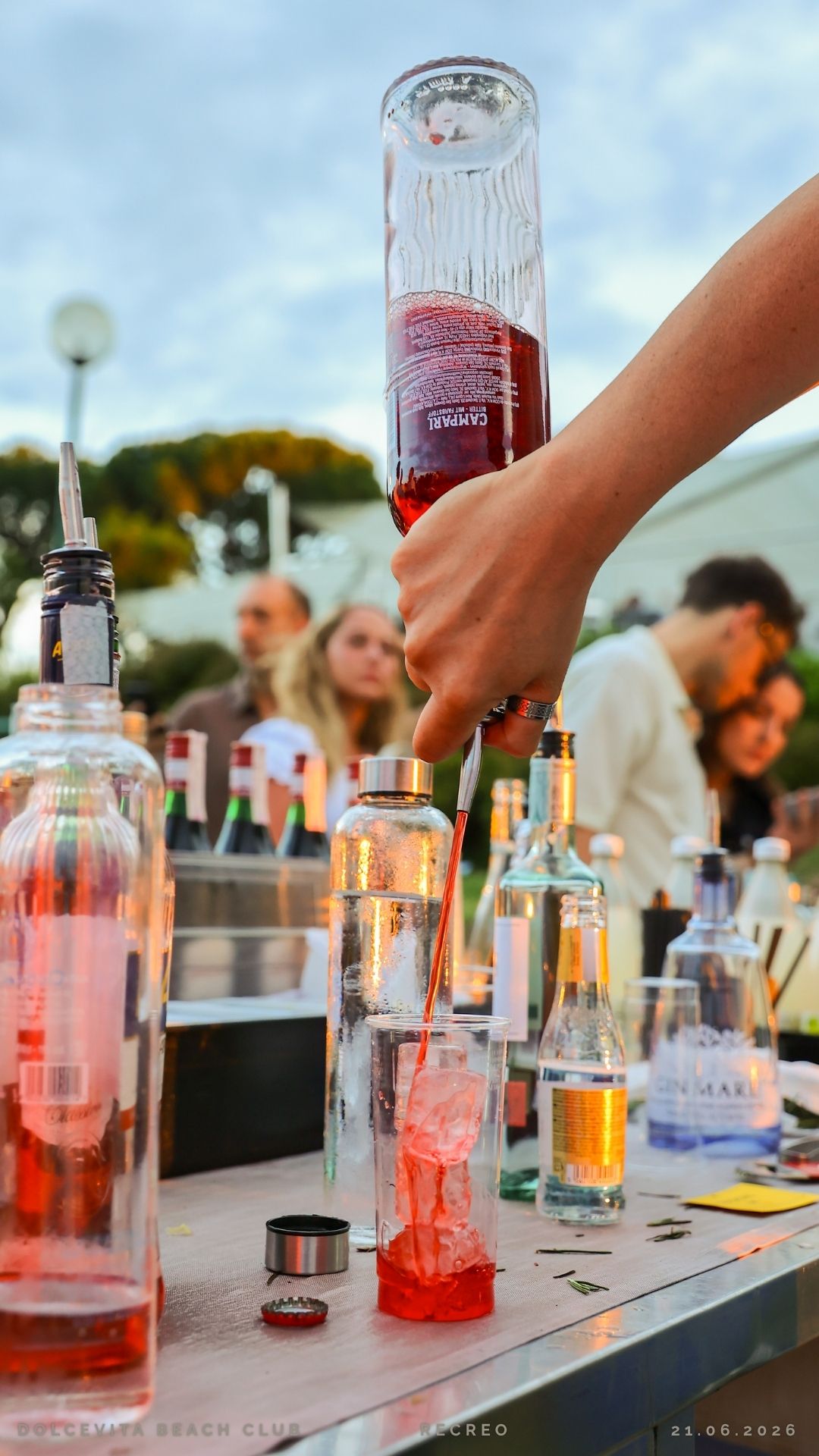 Cocktail Campari preparato al bar dell'evento