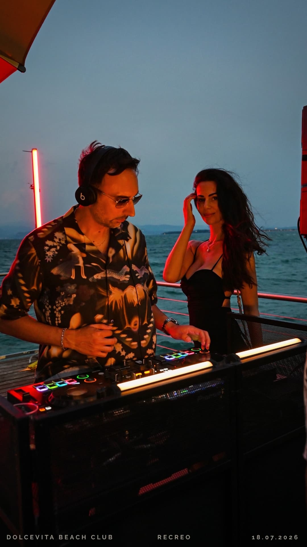 Dj con cuffie alla consolle sul lago