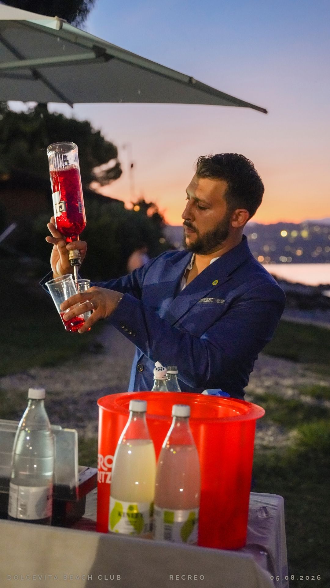 Barman prepara un cocktail al tramonto