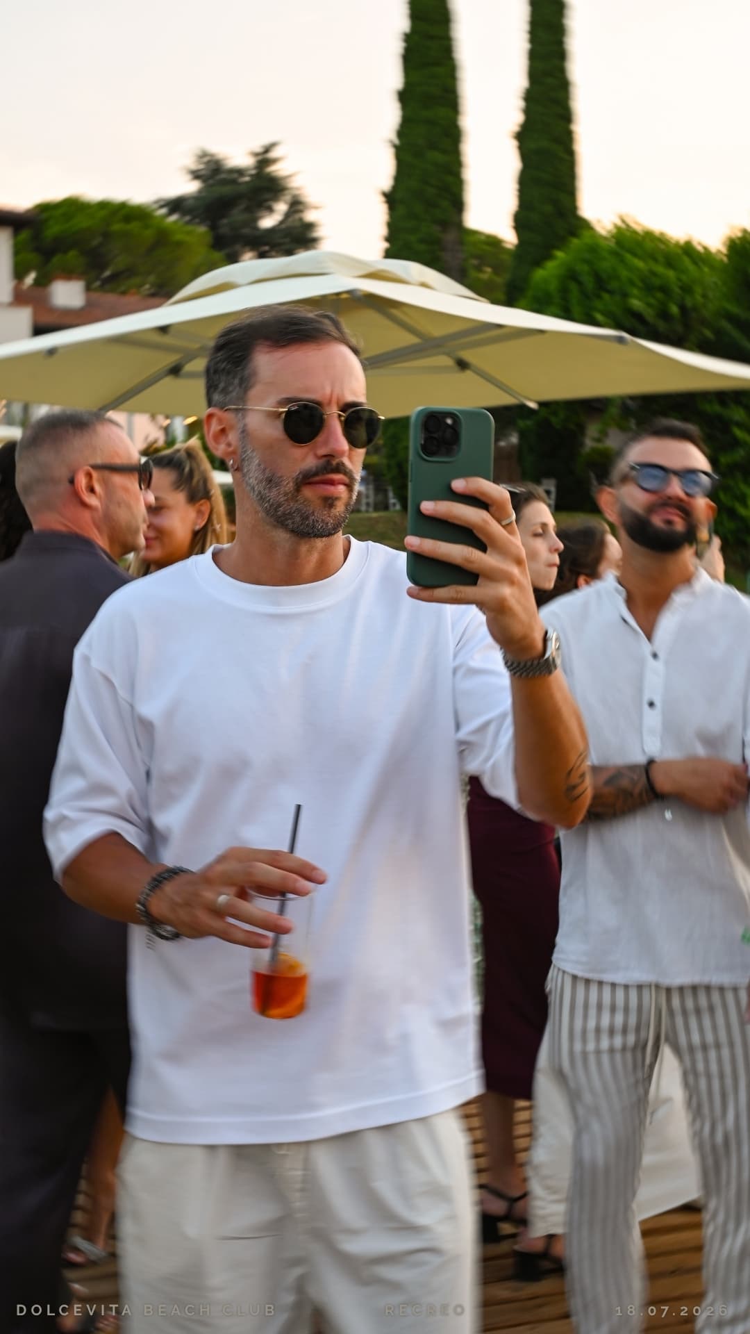 Ospite con spritz riprende la festa