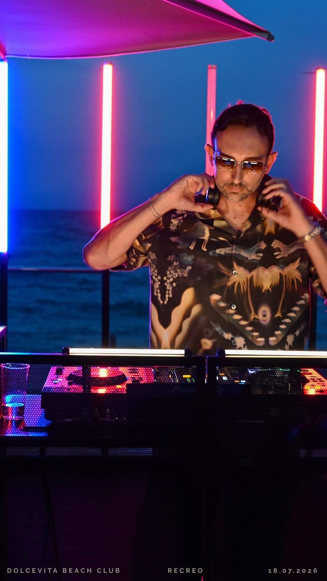 Dj indossa le cuffie tra i neon blu e rossi