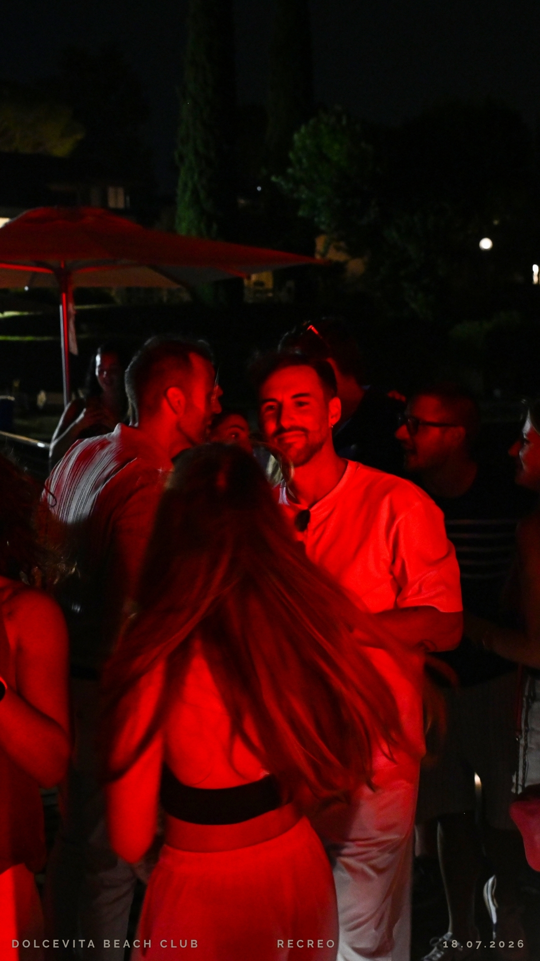 Ospiti sul pontile tra luci rosse