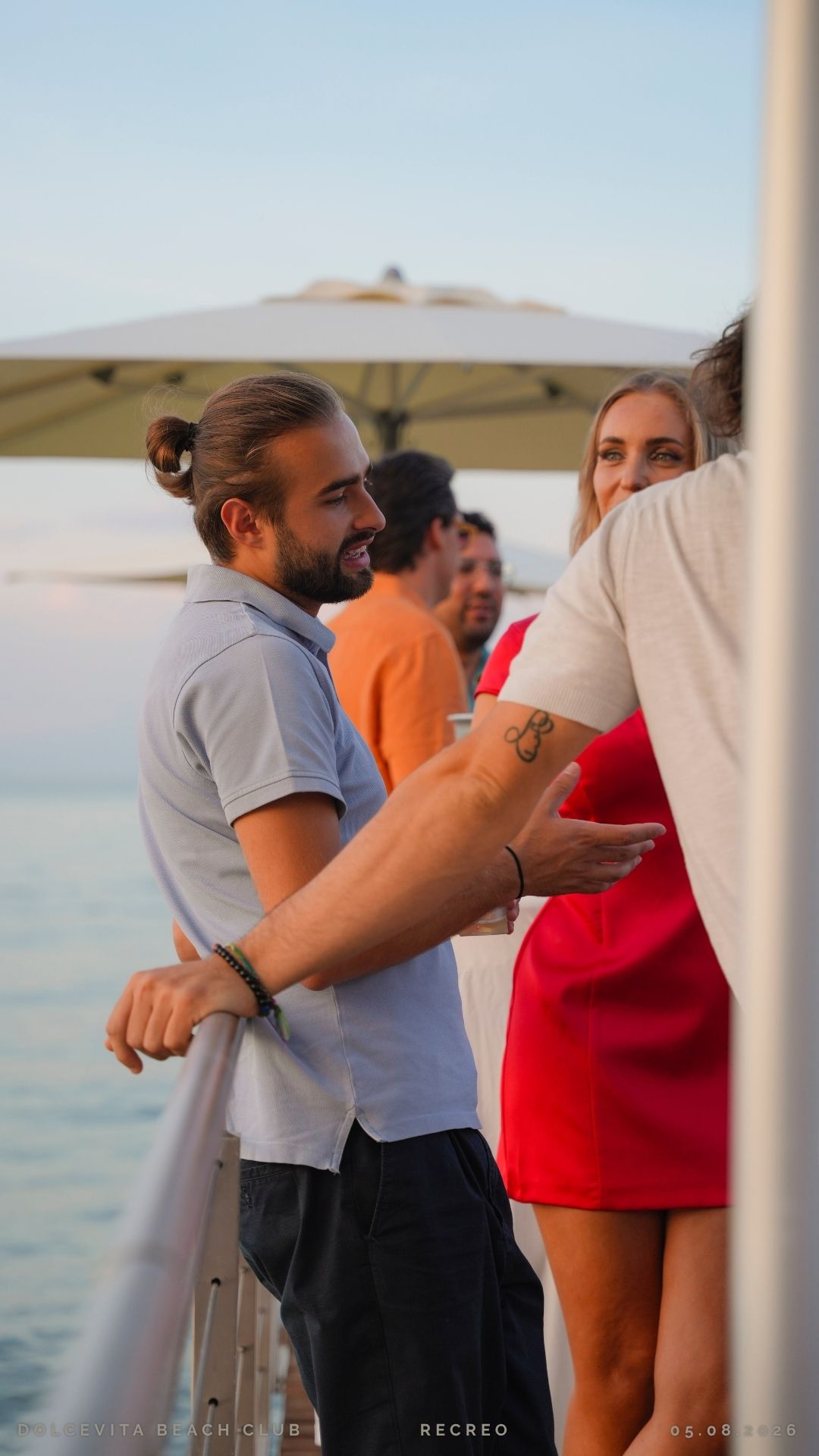 Amici in conversazione sulla passerella vista lago