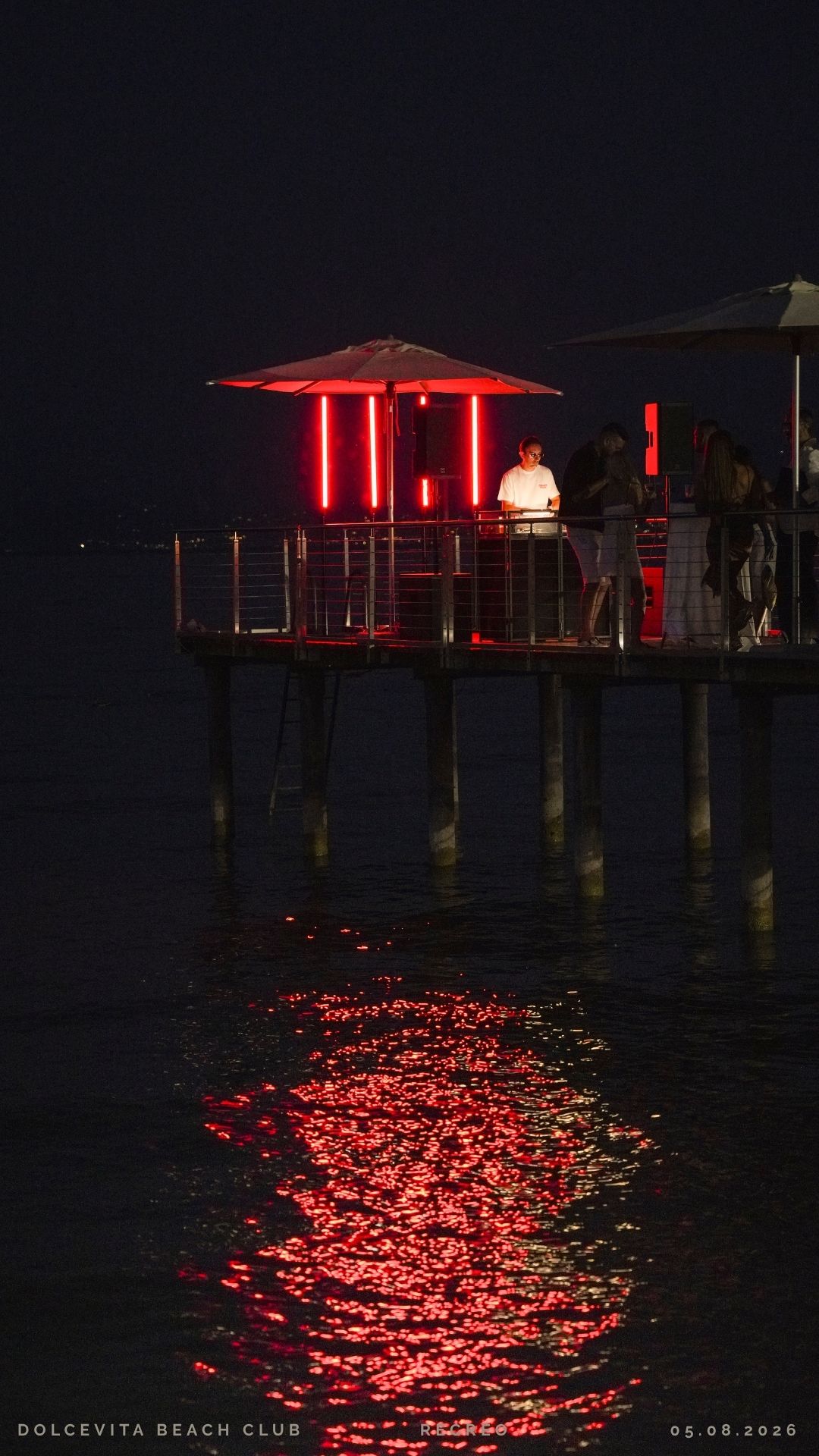 Consolle illuminata di rosso sul lago di notte