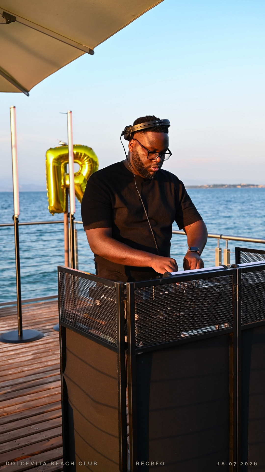 Dj in consolle al tramonto sul pontile