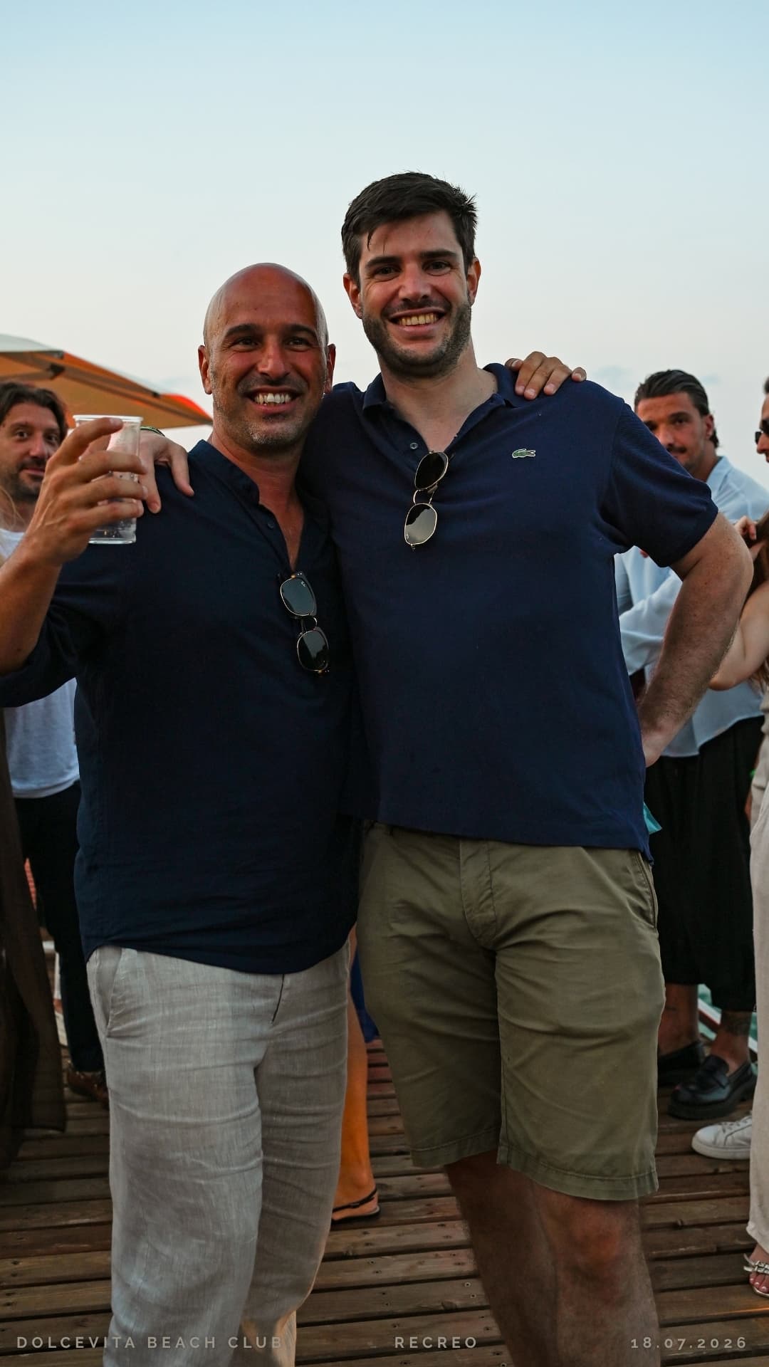Due amici in posa con i drink