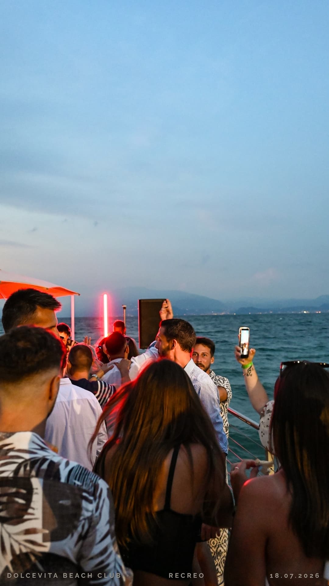 Folla di ospiti sul pontile al crepuscolo