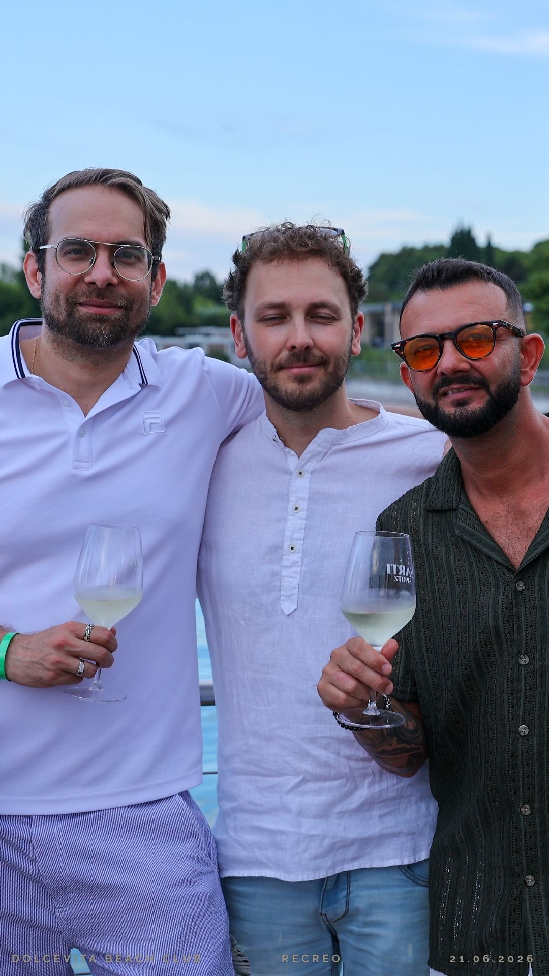 Due amiche scherzano sul pontile