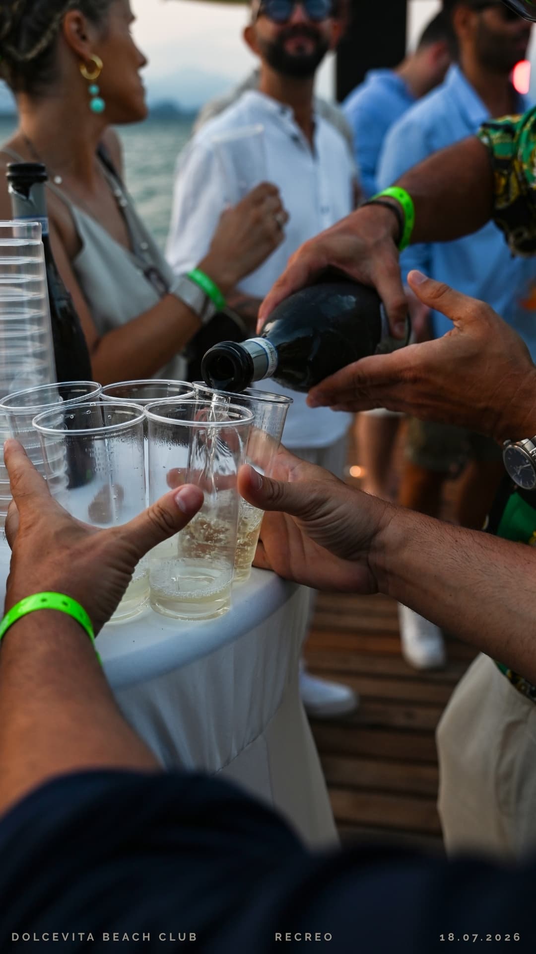 Brindisi con bollicine versate nei bicchieri